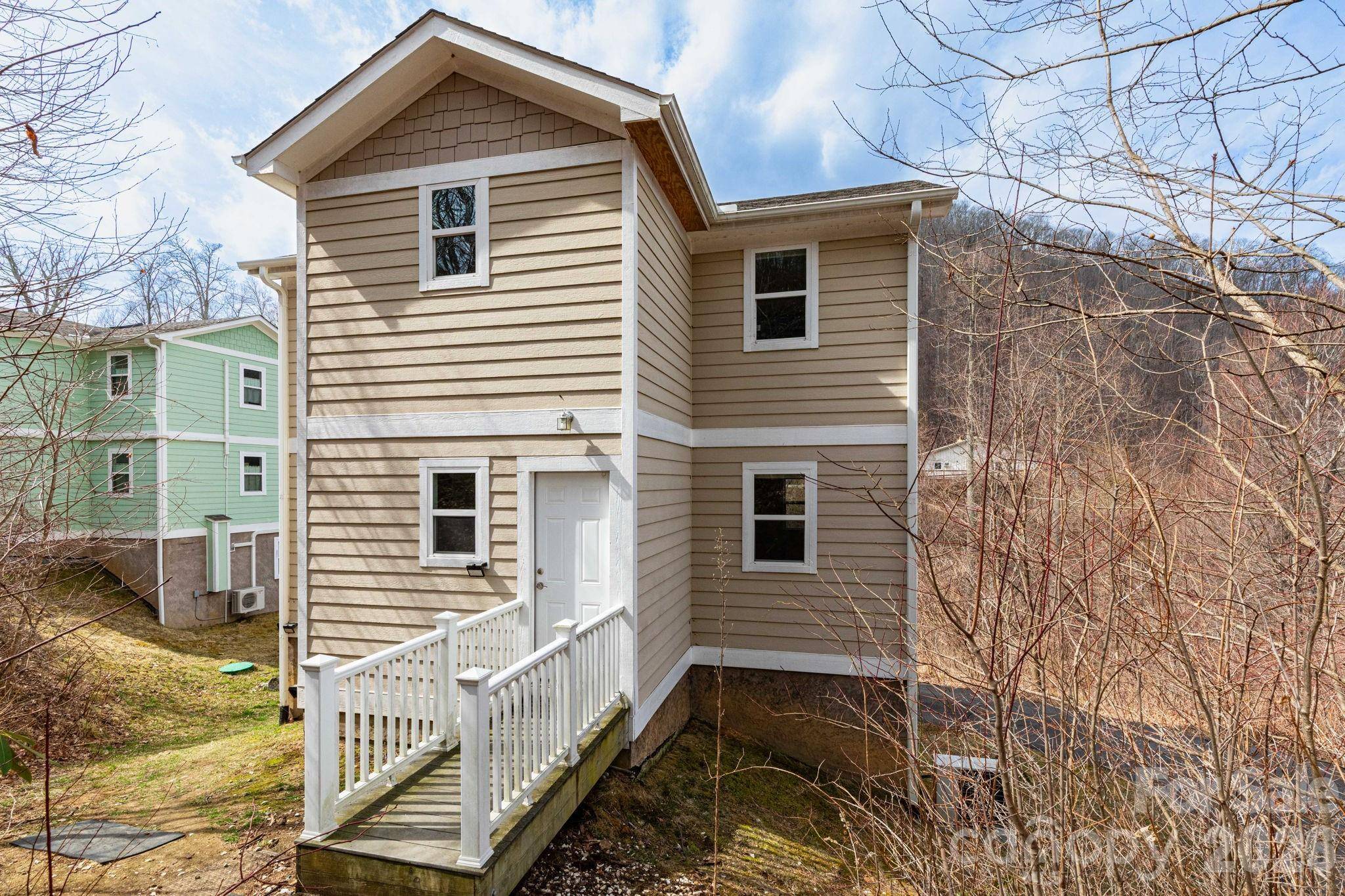 14 Lila LN, Clyde, NC 28721