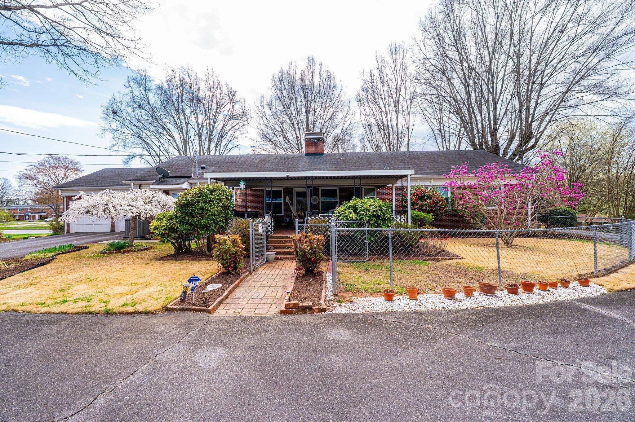 1724 2nd AVE NW, Hickory, NC 28601