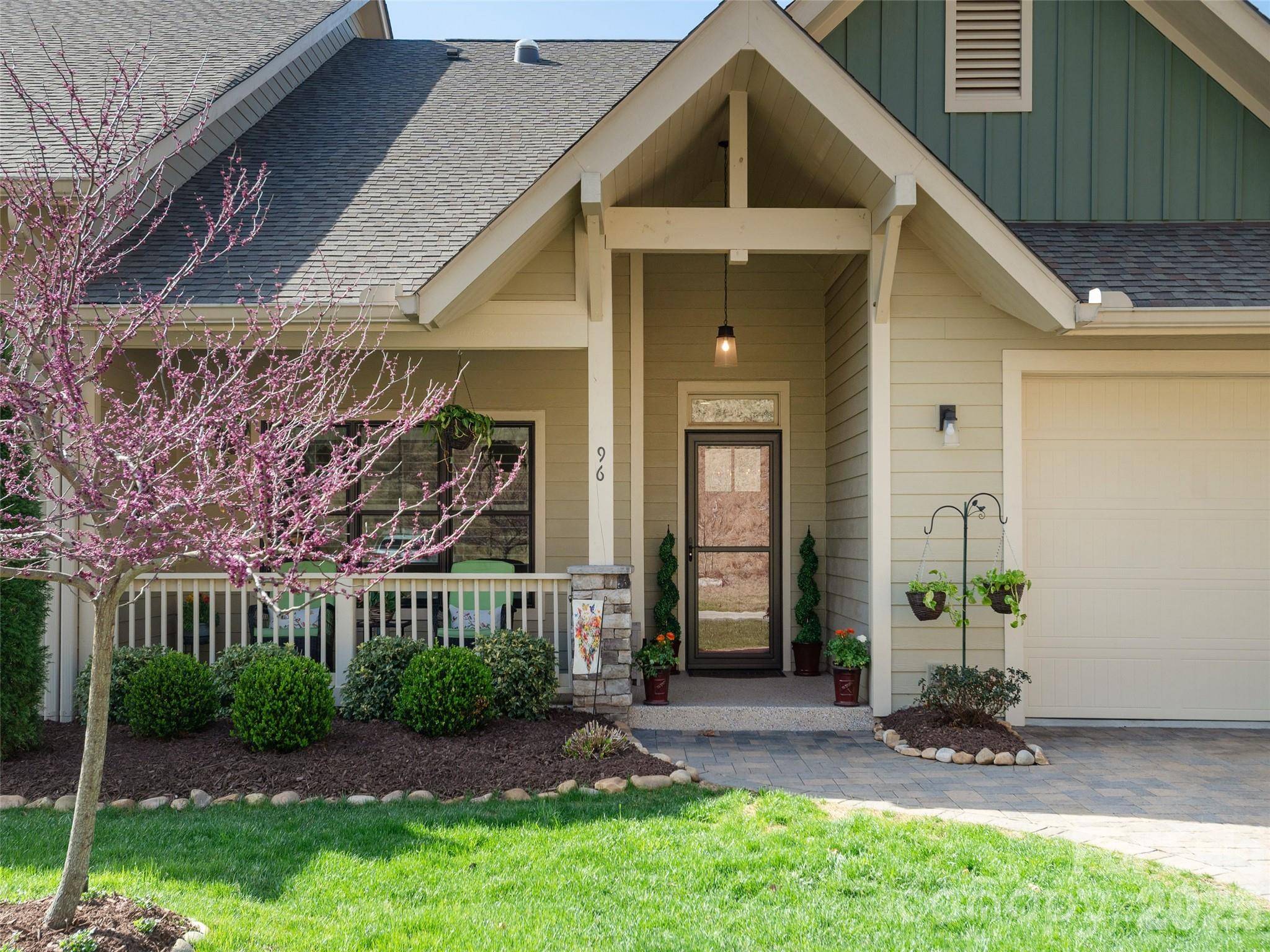 96 Copper Creek LN, Hendersonville, NC 28739
