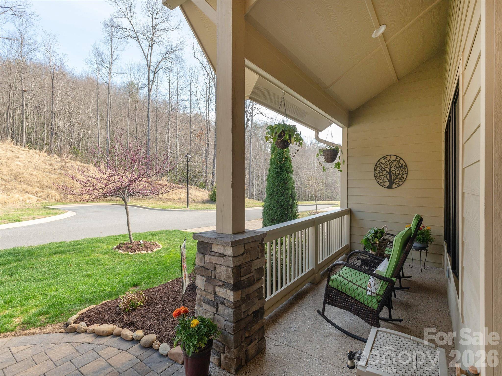 96 Copper Creek LN, Hendersonville, NC 28739