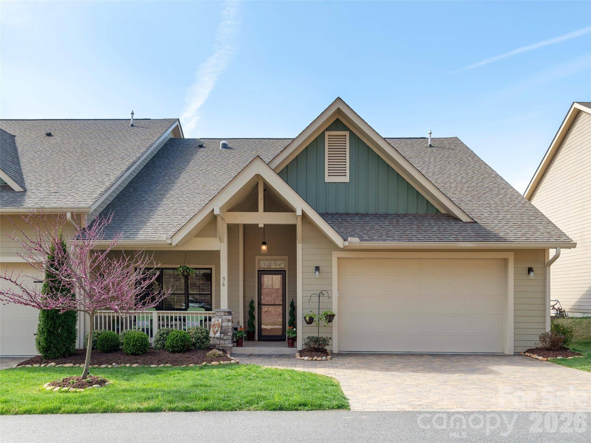96 Copper Creek LN, Hendersonville, NC 28739