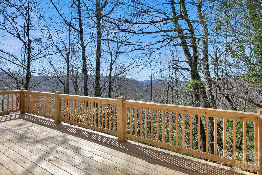 416 Kanasgowa DR, Brevard, NC 28712