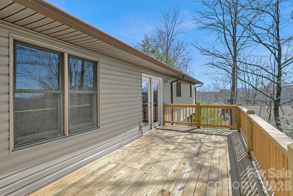 416 Kanasgowa DR, Brevard, NC 28712