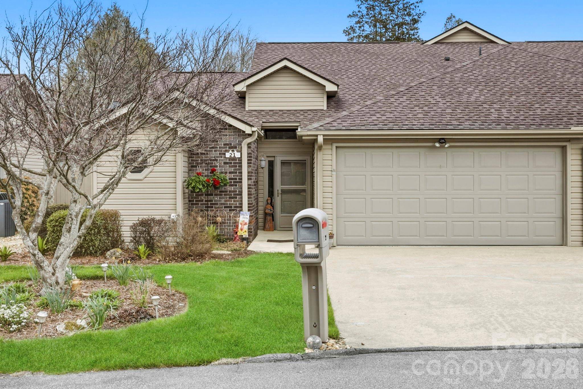 21 Tisha LN, Hendersonville, NC 28739