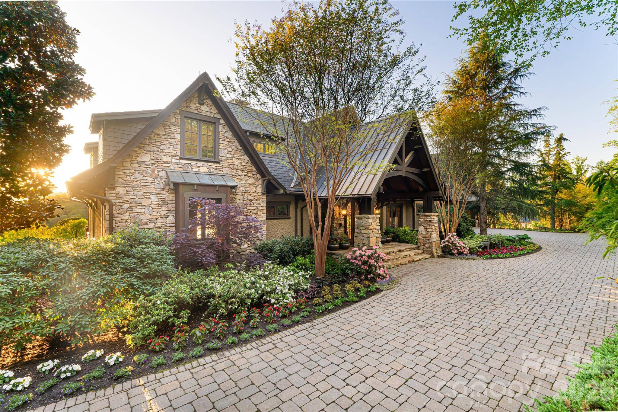 66 N Deerhaven LN, Asheville, NC 28803