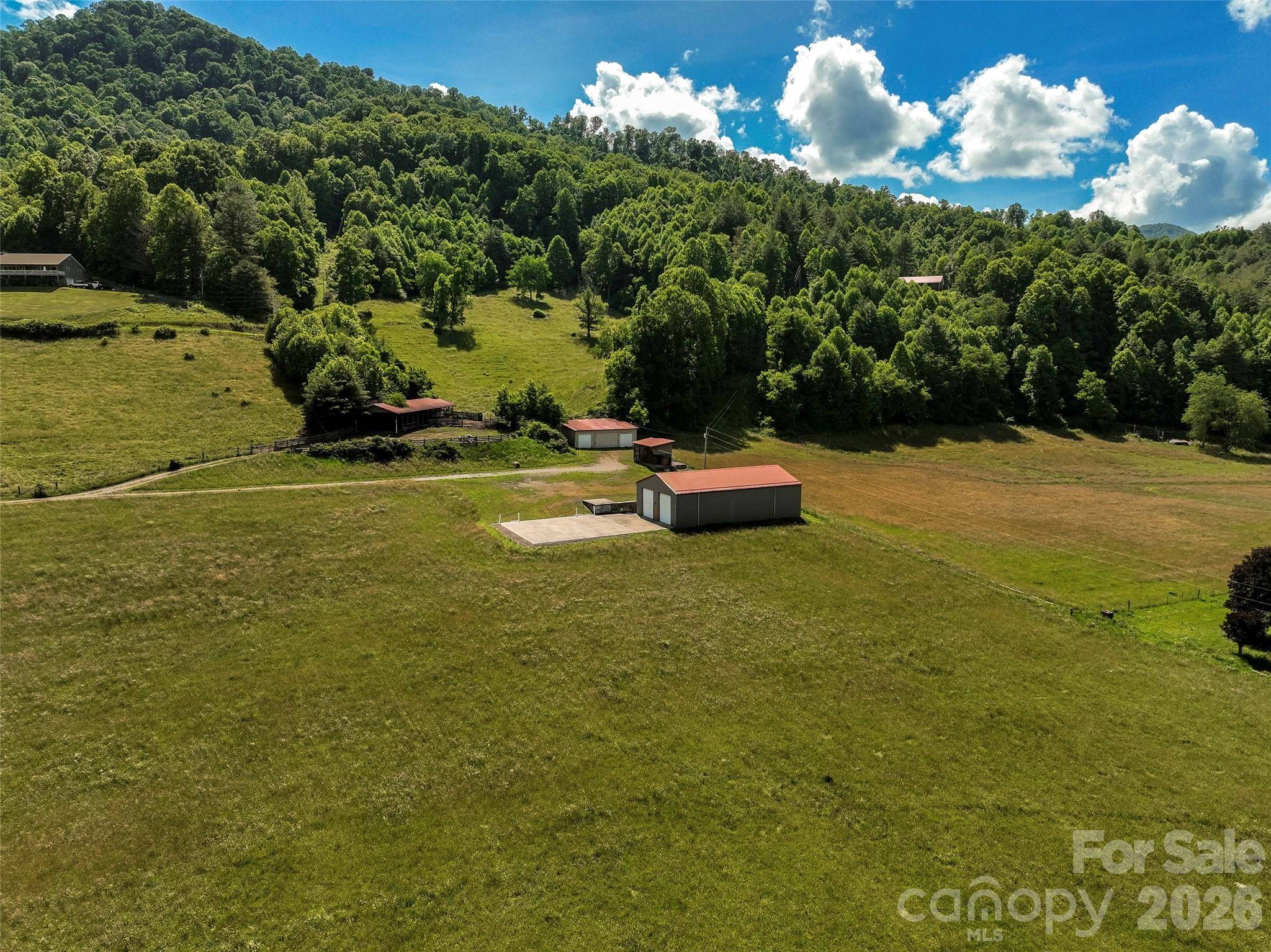 124 Shootout LN, Burnsville, NC 28714
