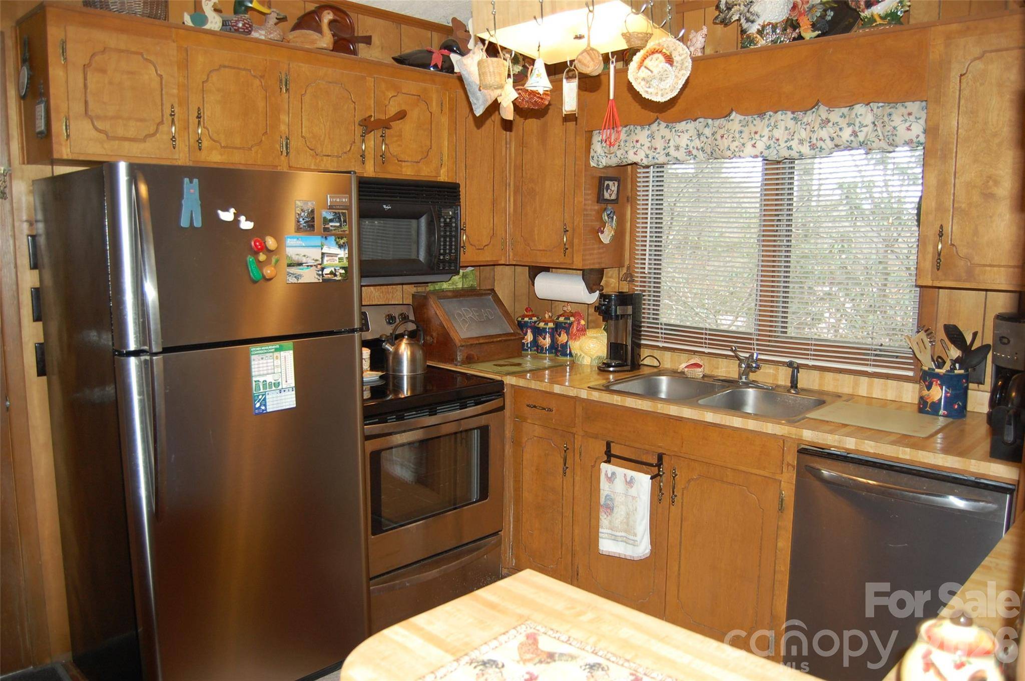 202 Knoll CIR, Newland, NC 28657