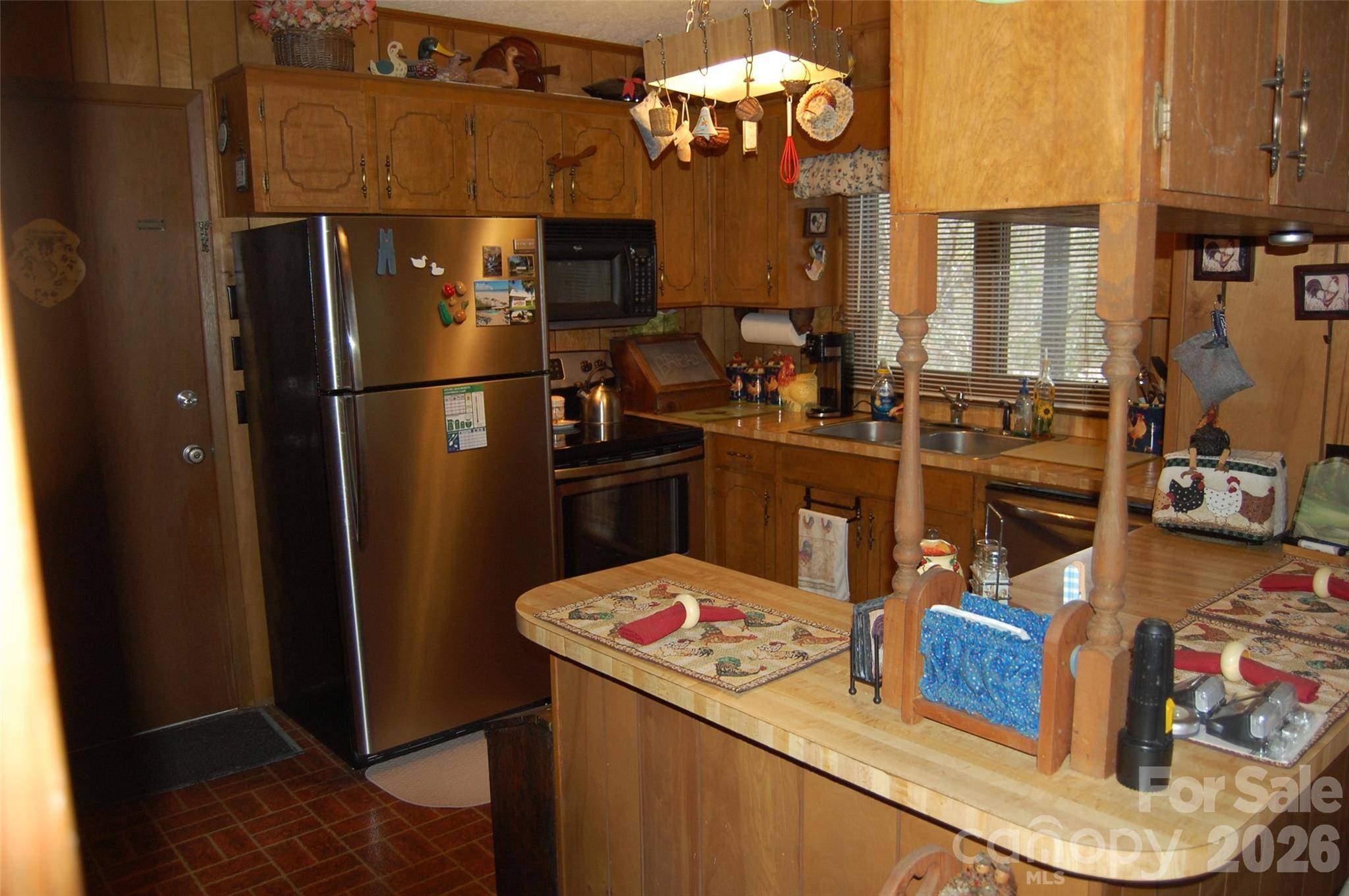 202 Knoll CIR, Newland, NC 28657