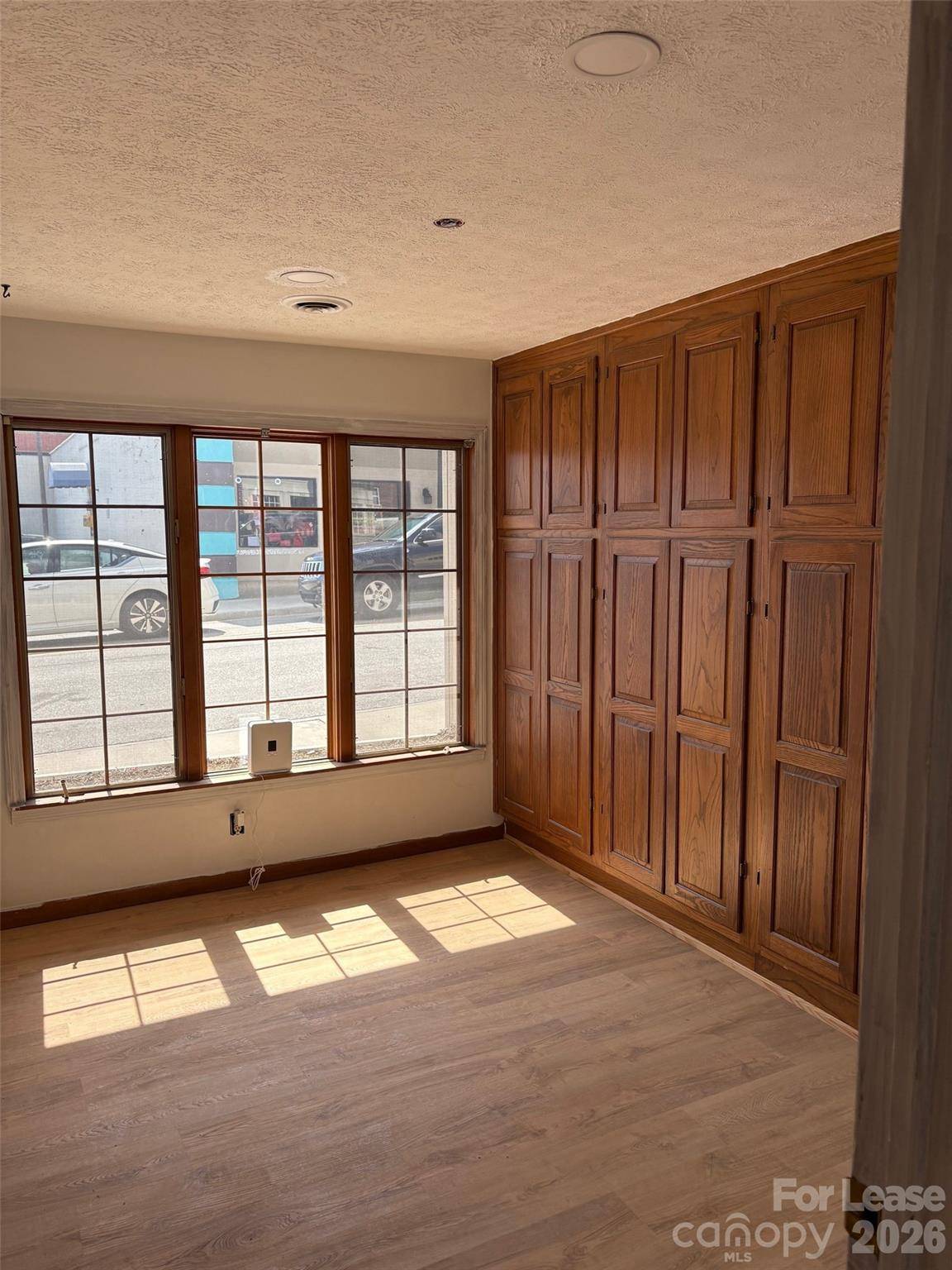 131 4th AVE E, Hendersonville, NC 28792