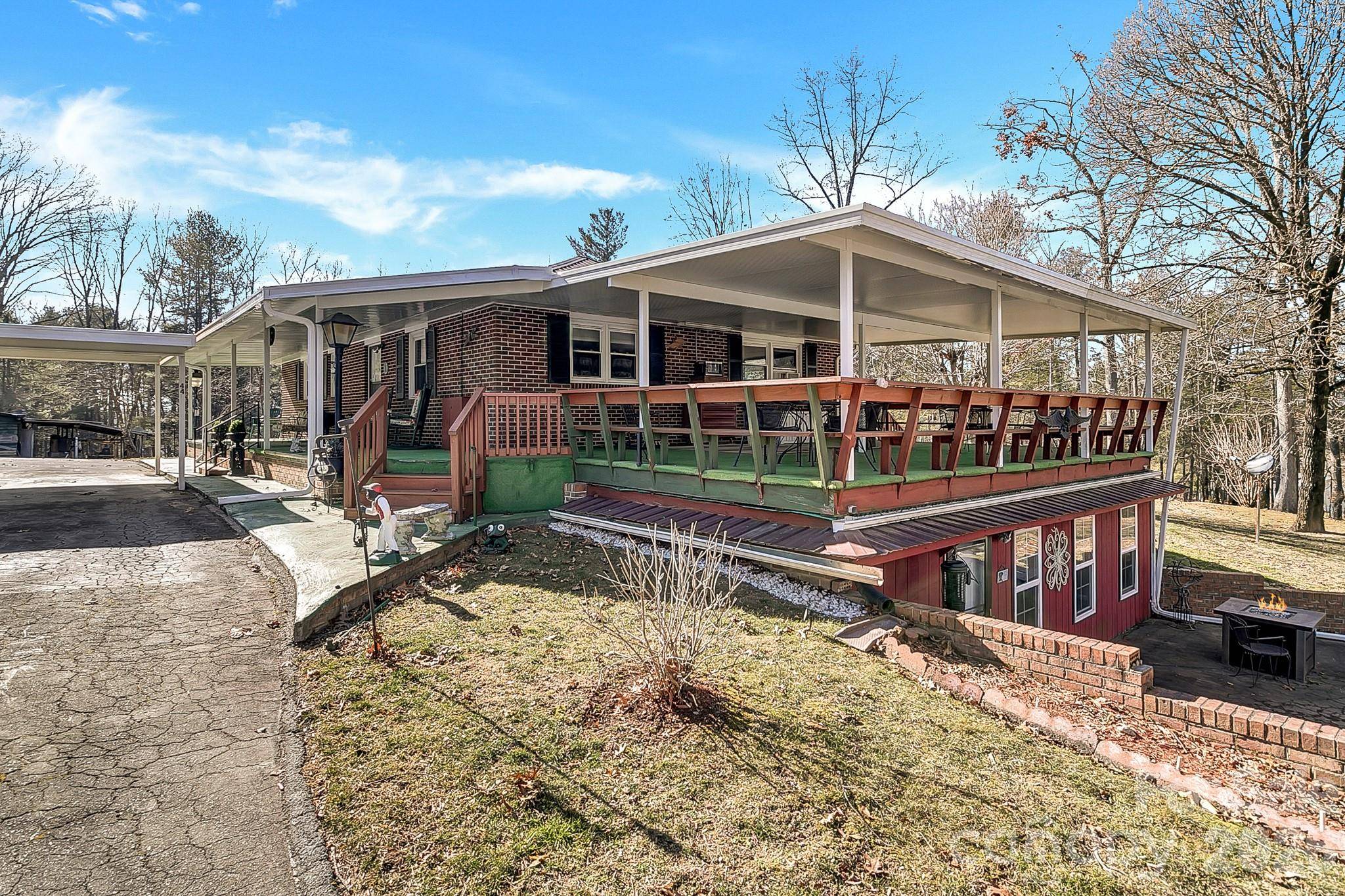 44 Tuttle RD, Hendersonville, NC 28792