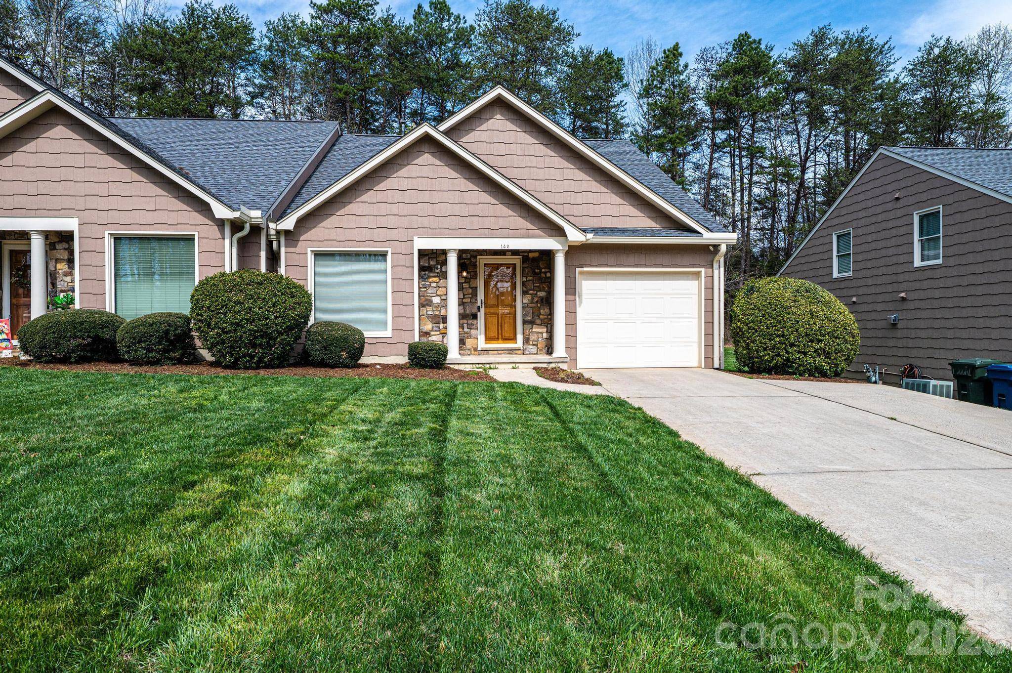 142 39th Avenue CT NW, Hickory, NC 28601