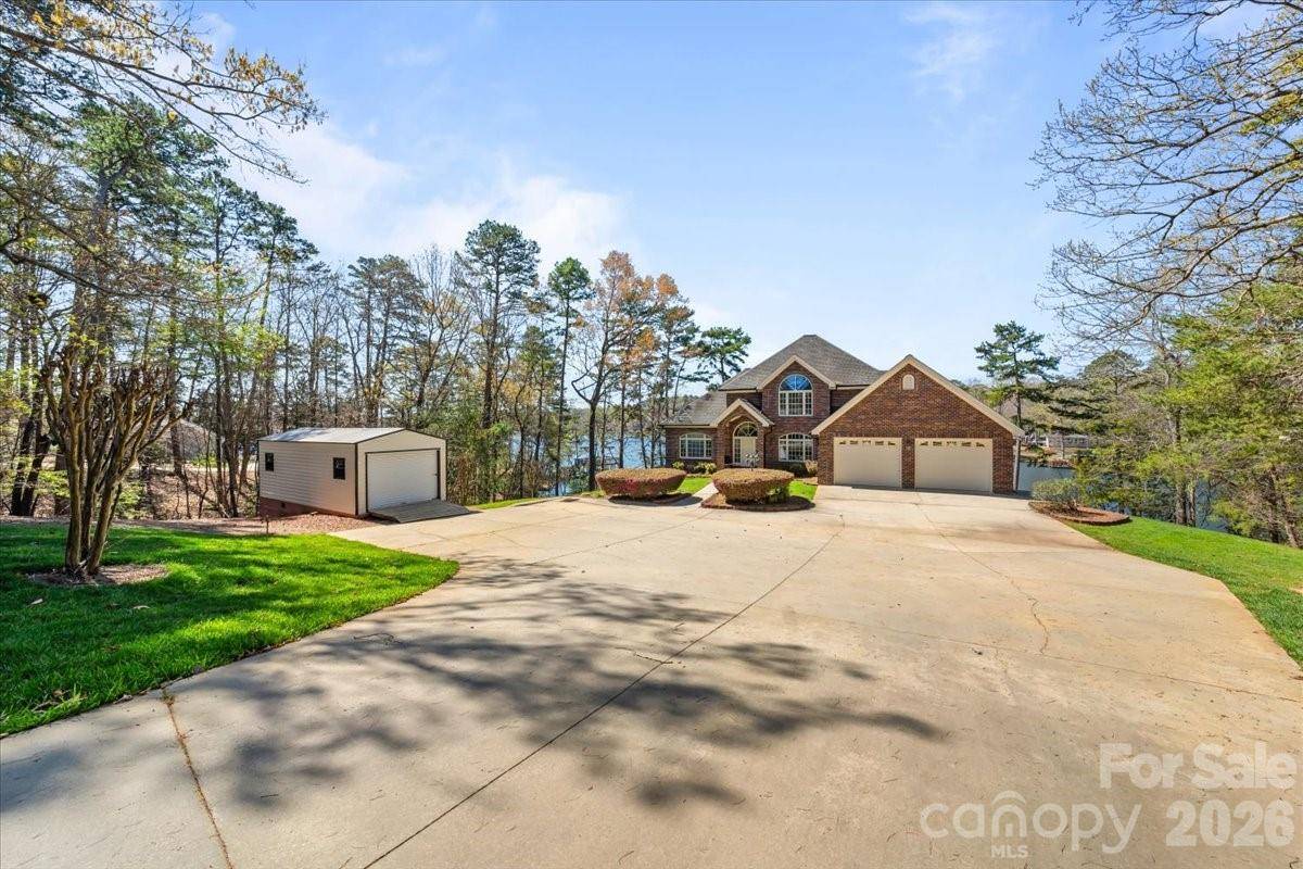 704 Shoreline DR, New London, NC 28127