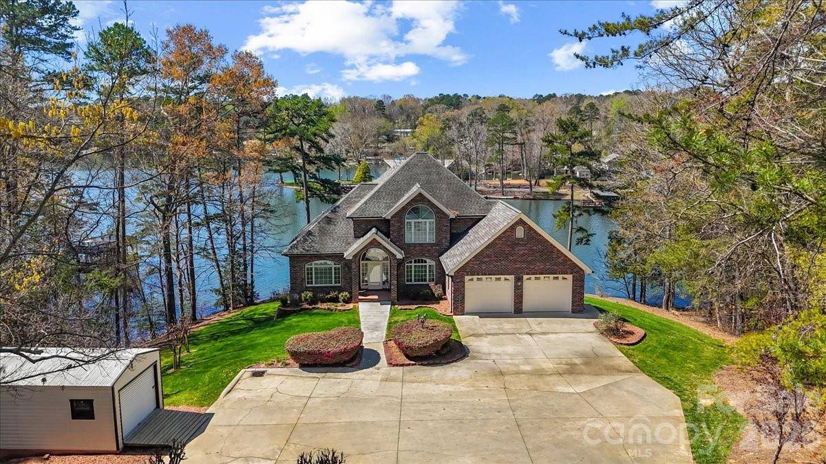 704 Shoreline DR, New London, NC 28127