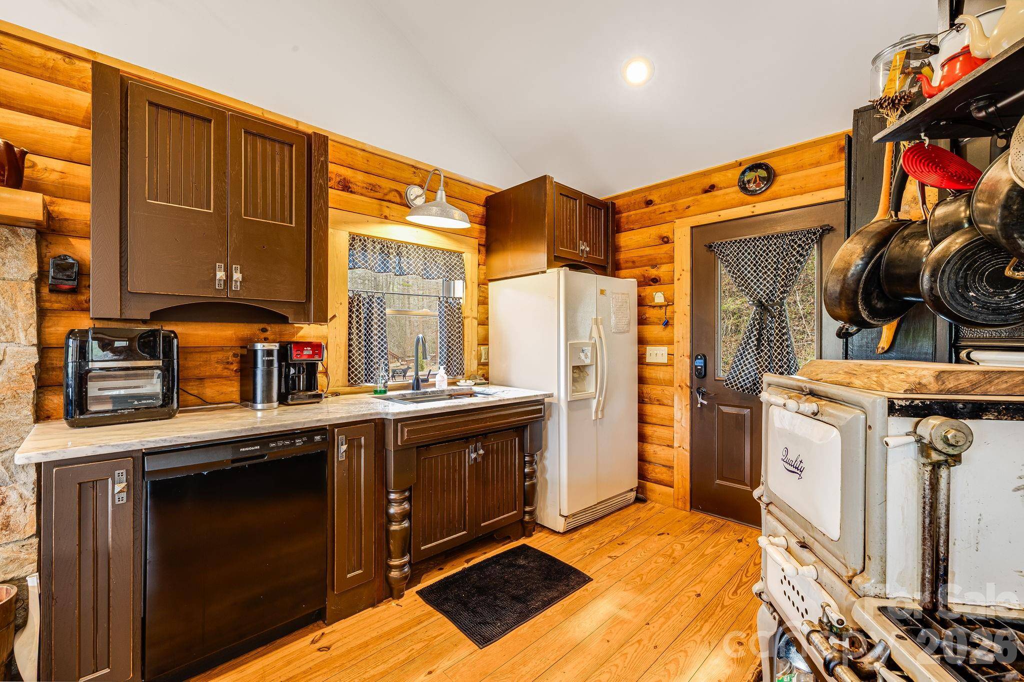 409 Hamlet DR, Burnsville, NC 28714