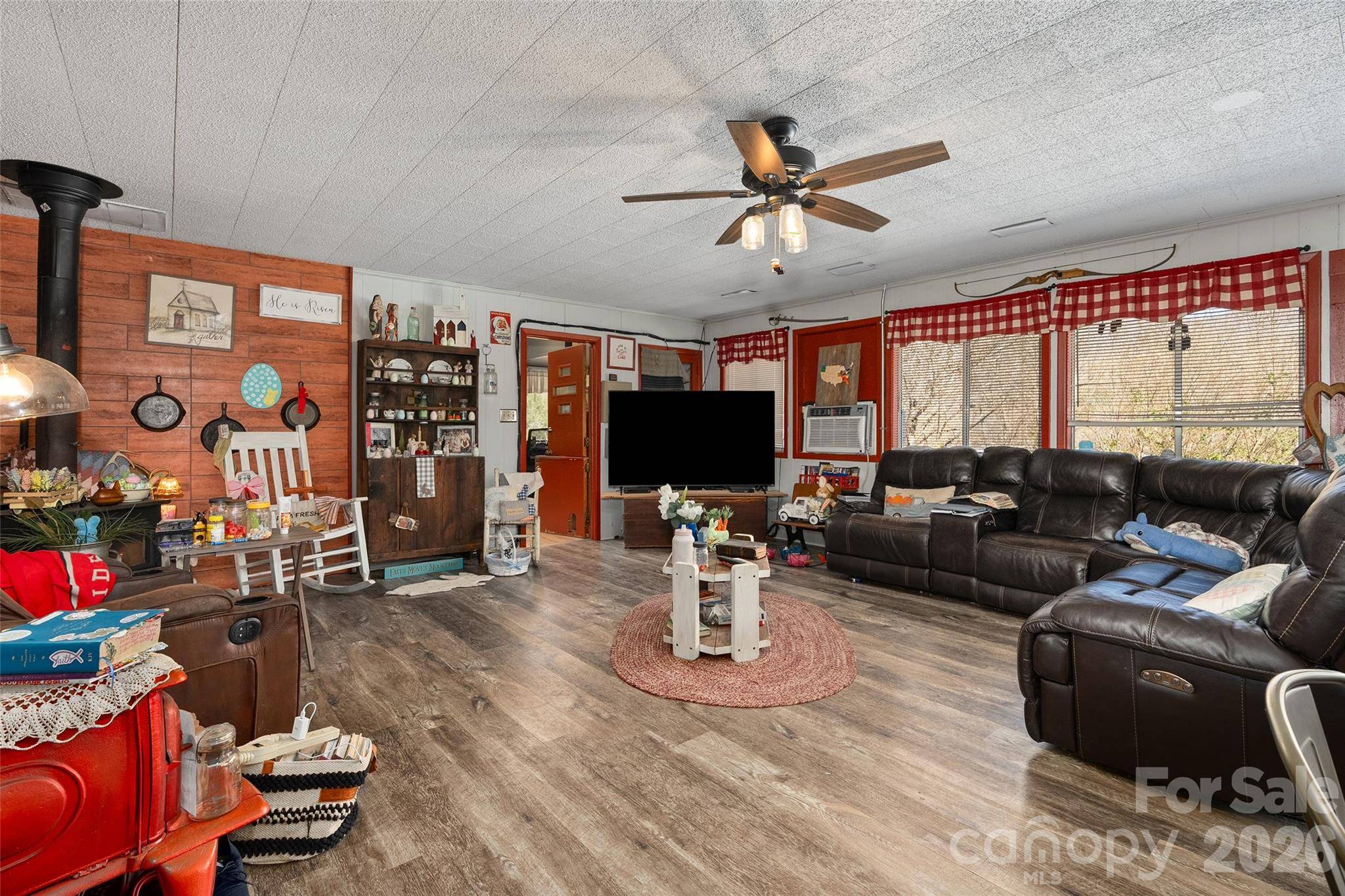 179 Lewis LN, Maggie Valley, NC 28751