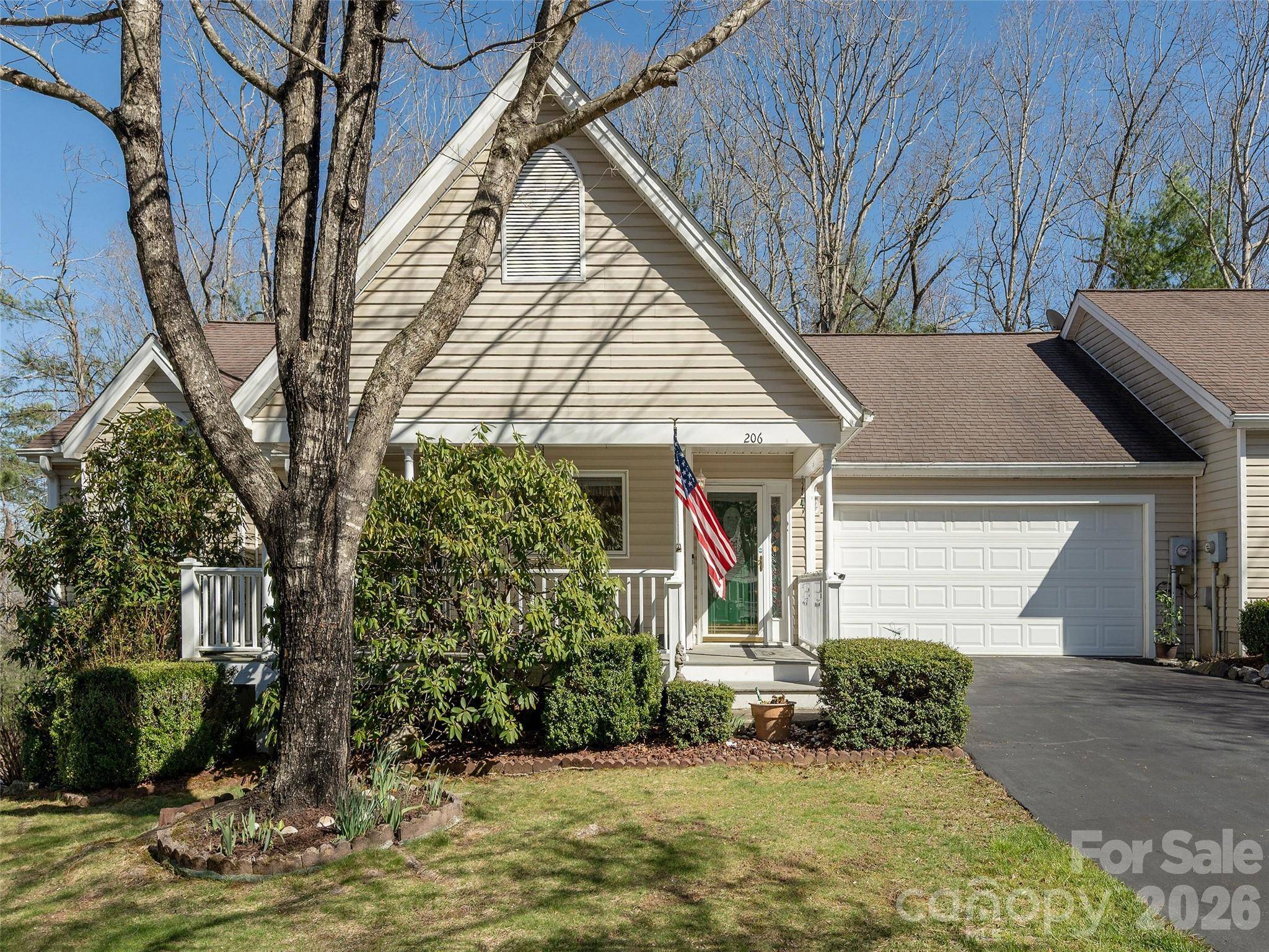 206 Black Oak LN, Hendersonville, NC 28791
