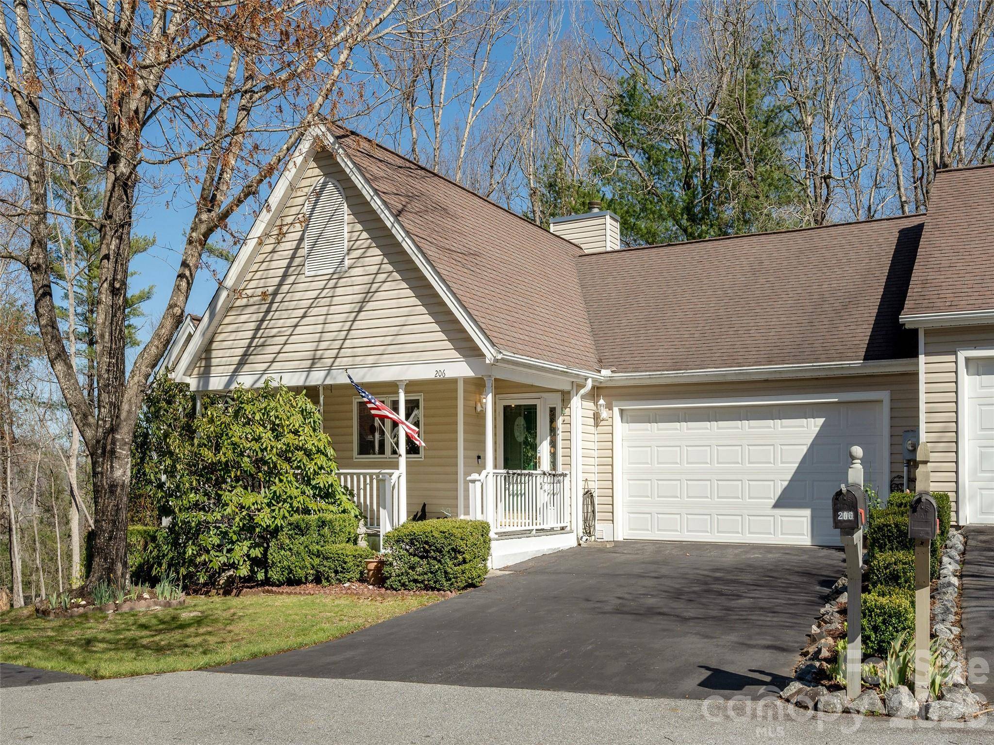 206 Black Oak LN, Hendersonville, NC 28791