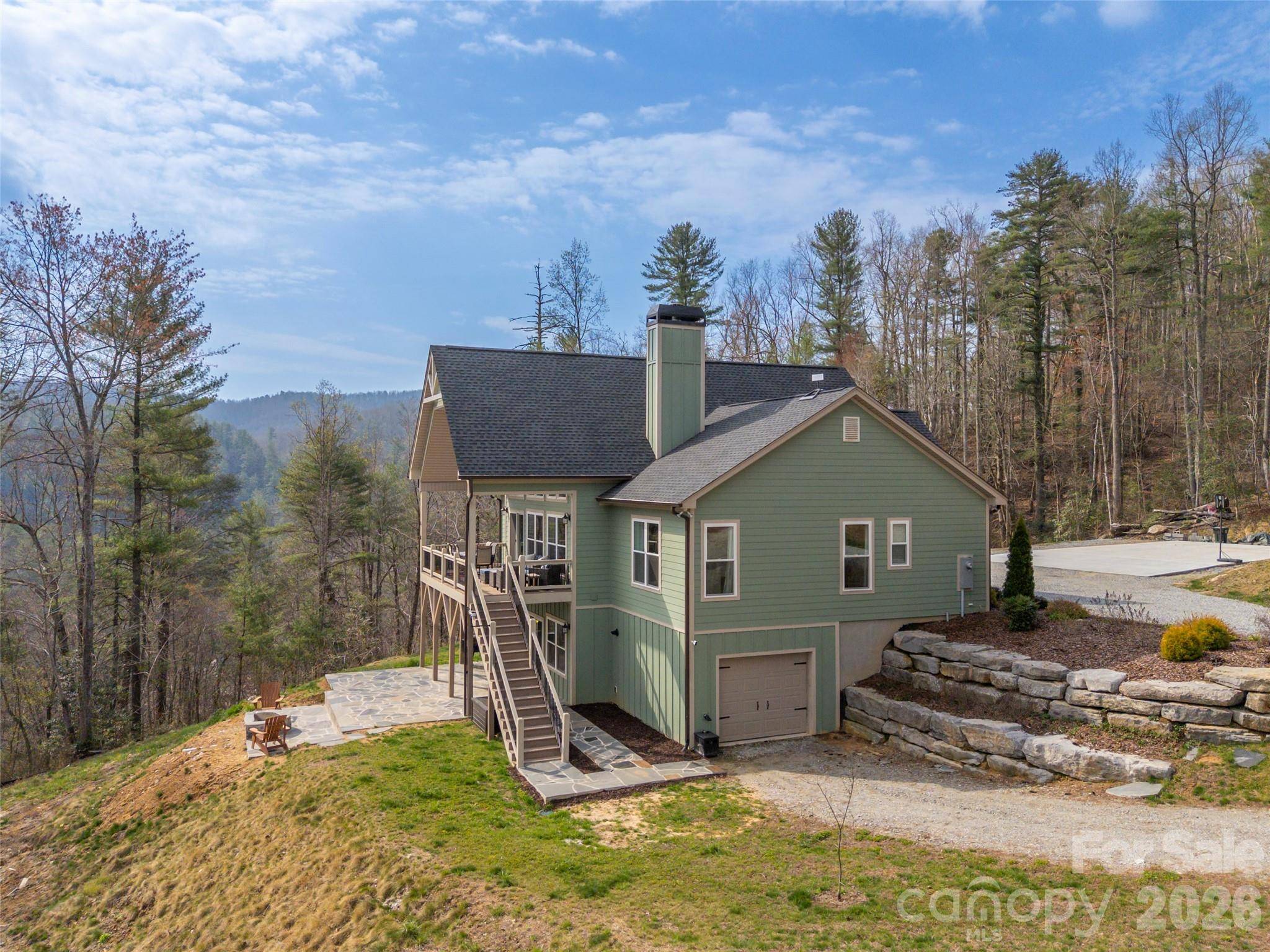 666 Never Blue RD, Flat Rock, NC 28731