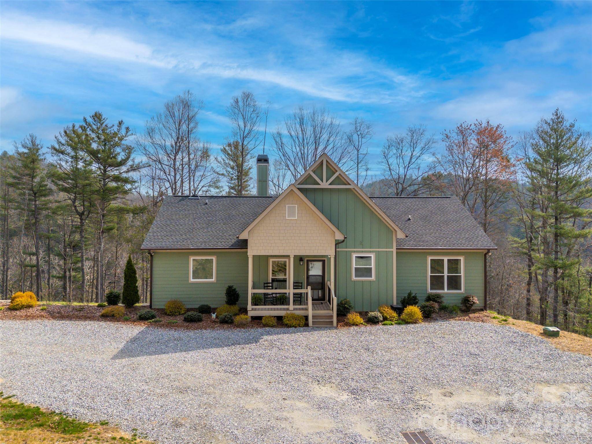 666 Never Blue RD, Flat Rock, NC 28731