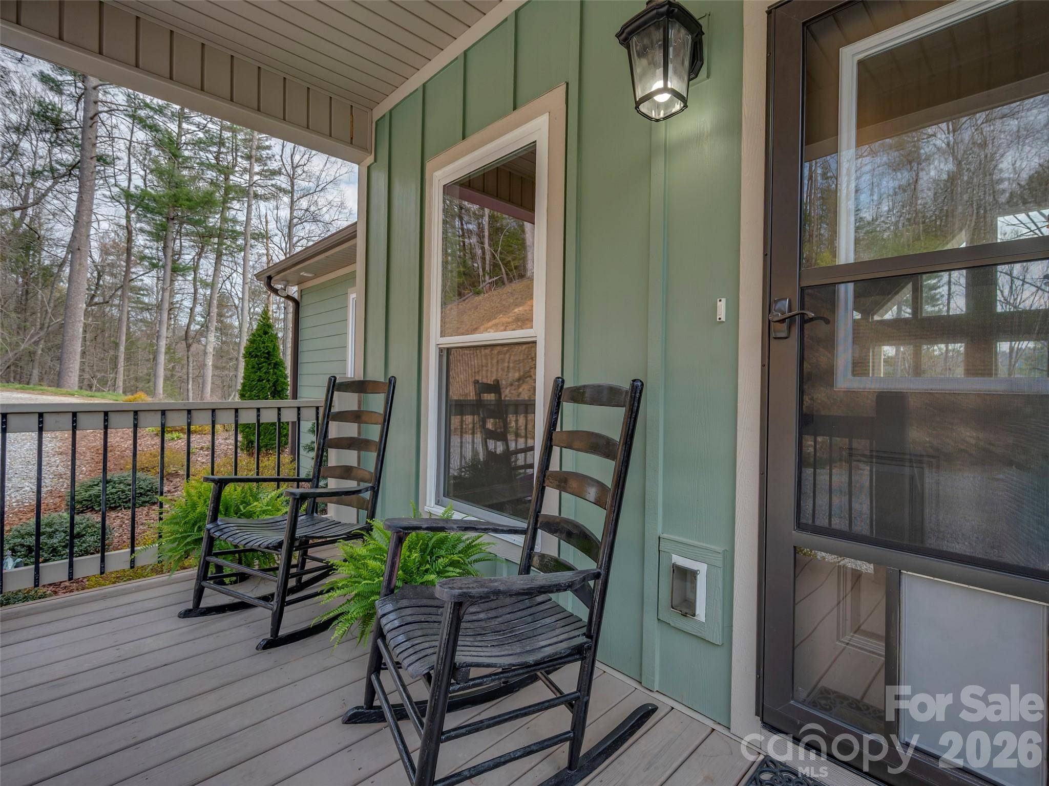666 Never Blue RD, Flat Rock, NC 28731