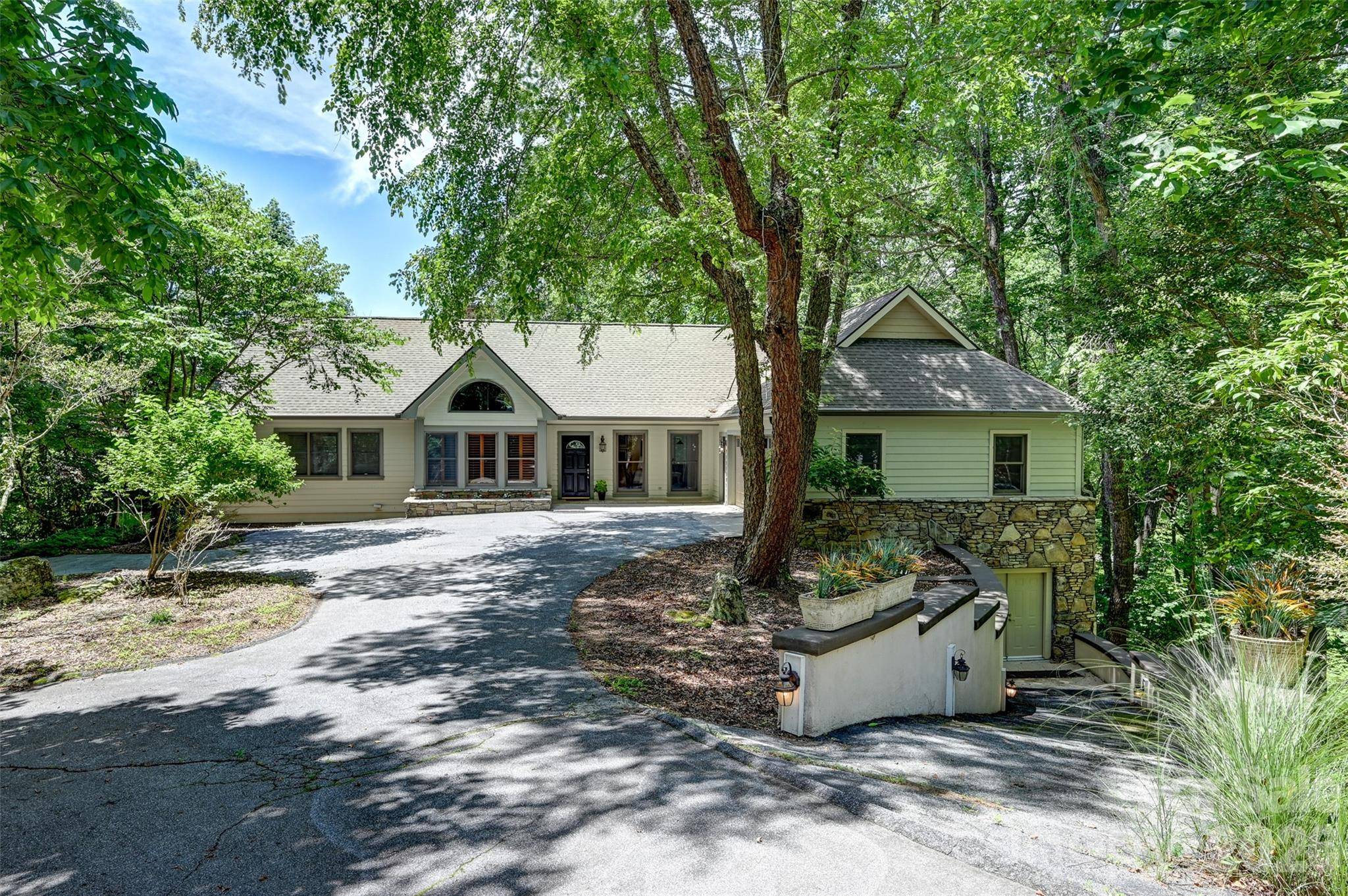 109 Chattooga RUN, Hendersonville, NC 28739