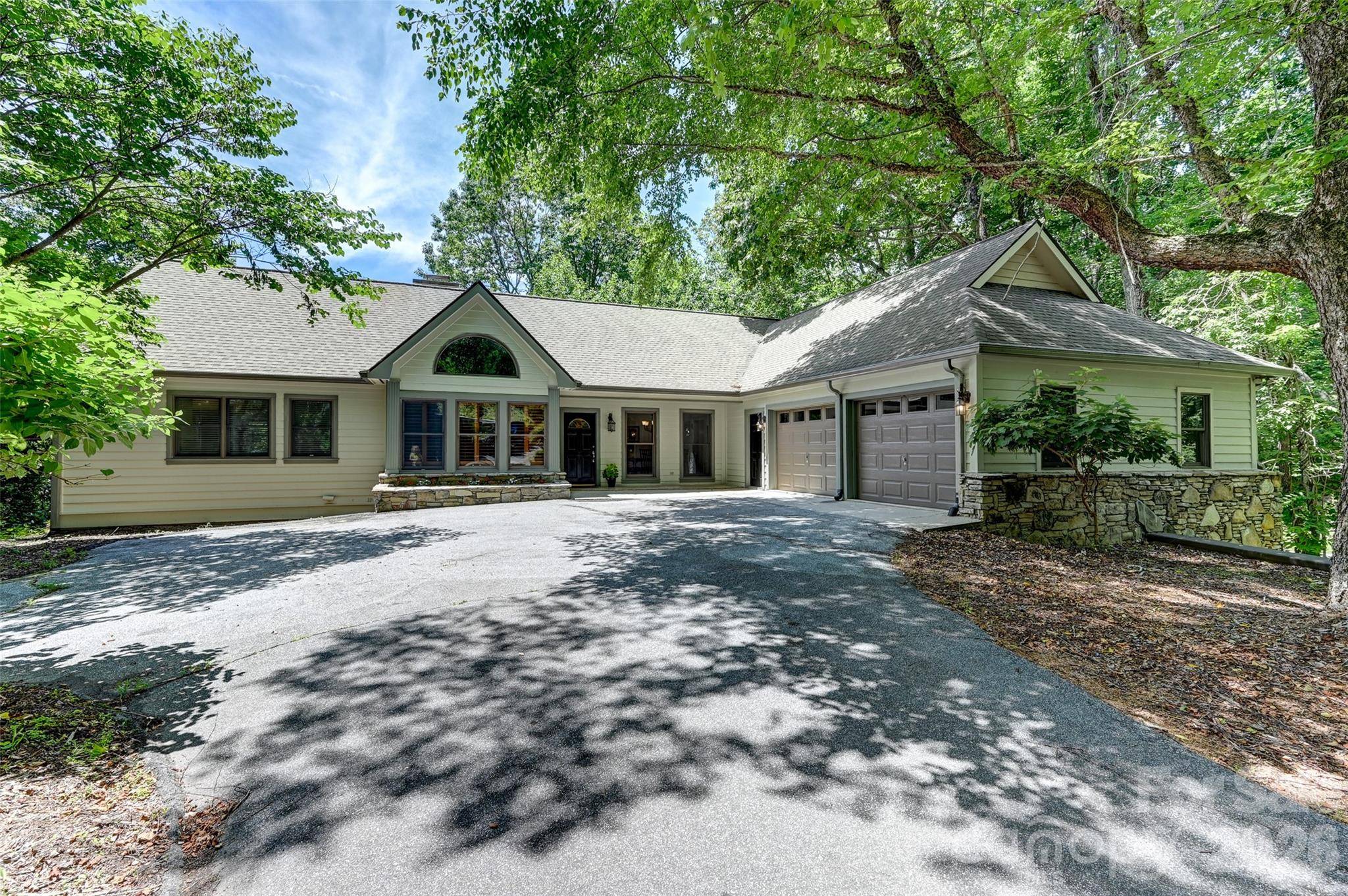 109 Chattooga RUN, Hendersonville, NC 28739