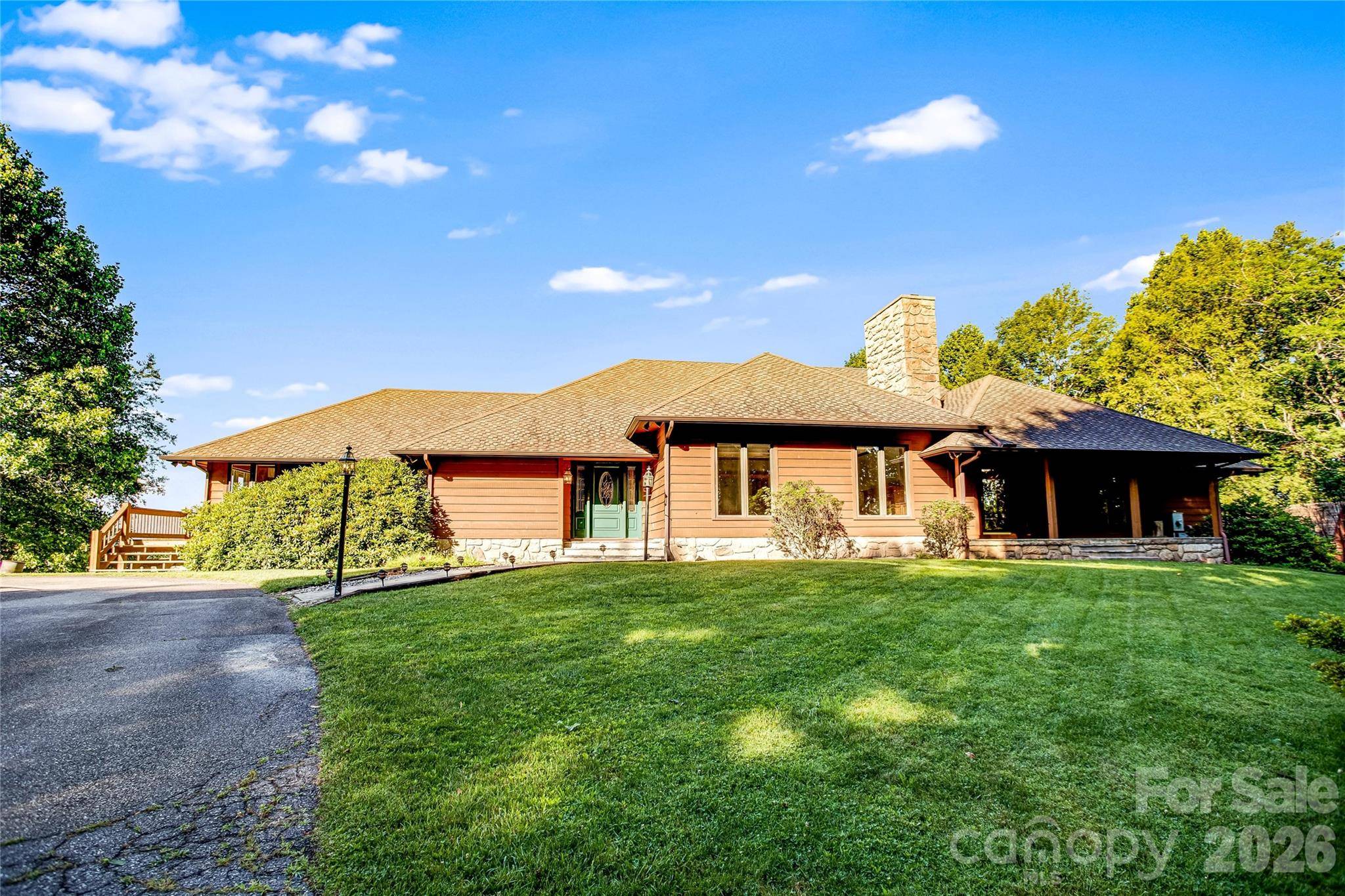 1087 Brigadoon DR, Clyde, NC 28721