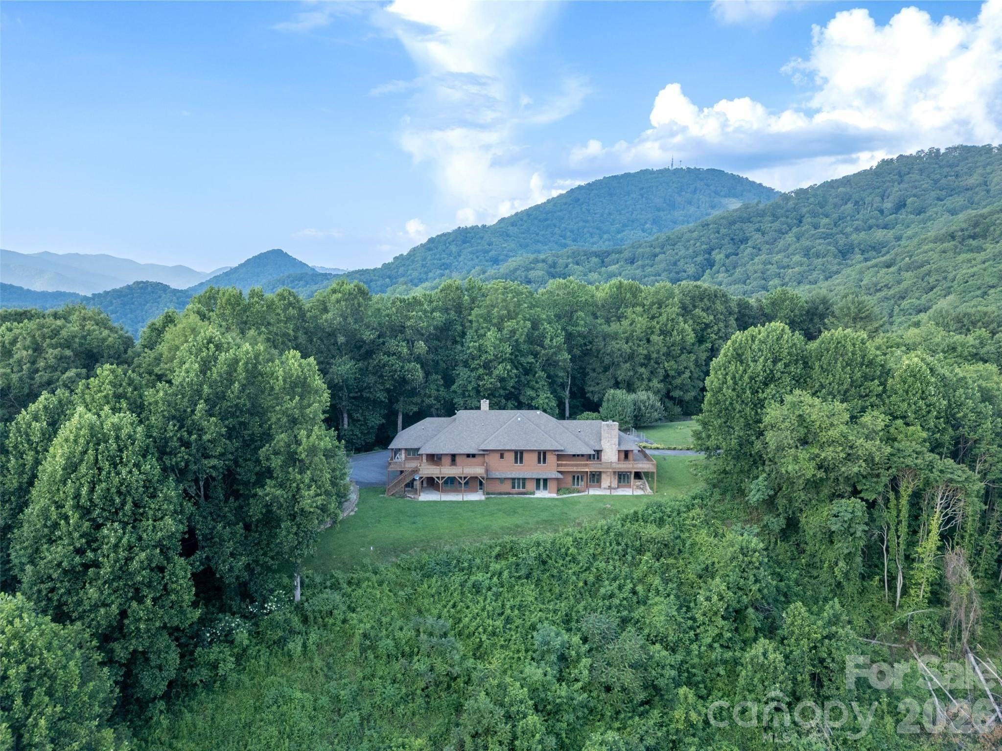 1087 Brigadoon DR, Clyde, NC 28721