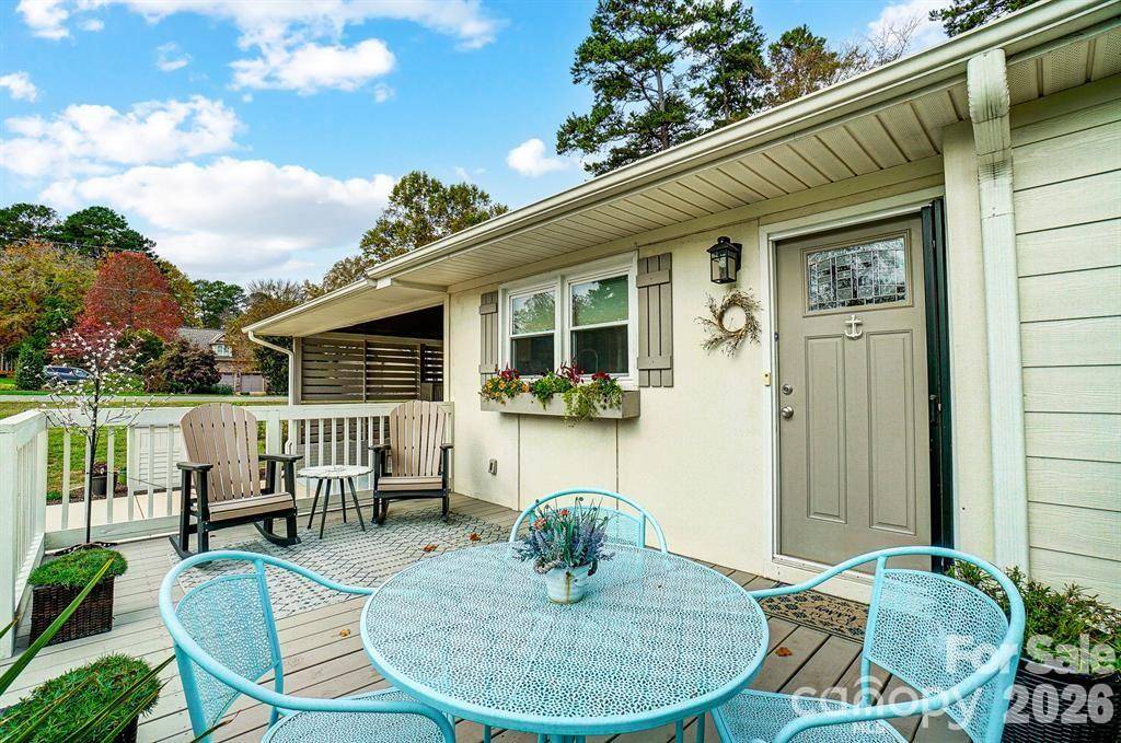 9542 Riviera DR, Sherrills Ford, NC 28673
