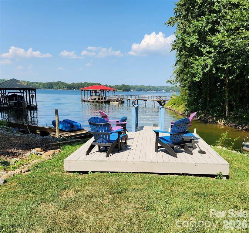 9542 Riviera DR, Sherrills Ford, NC 28673