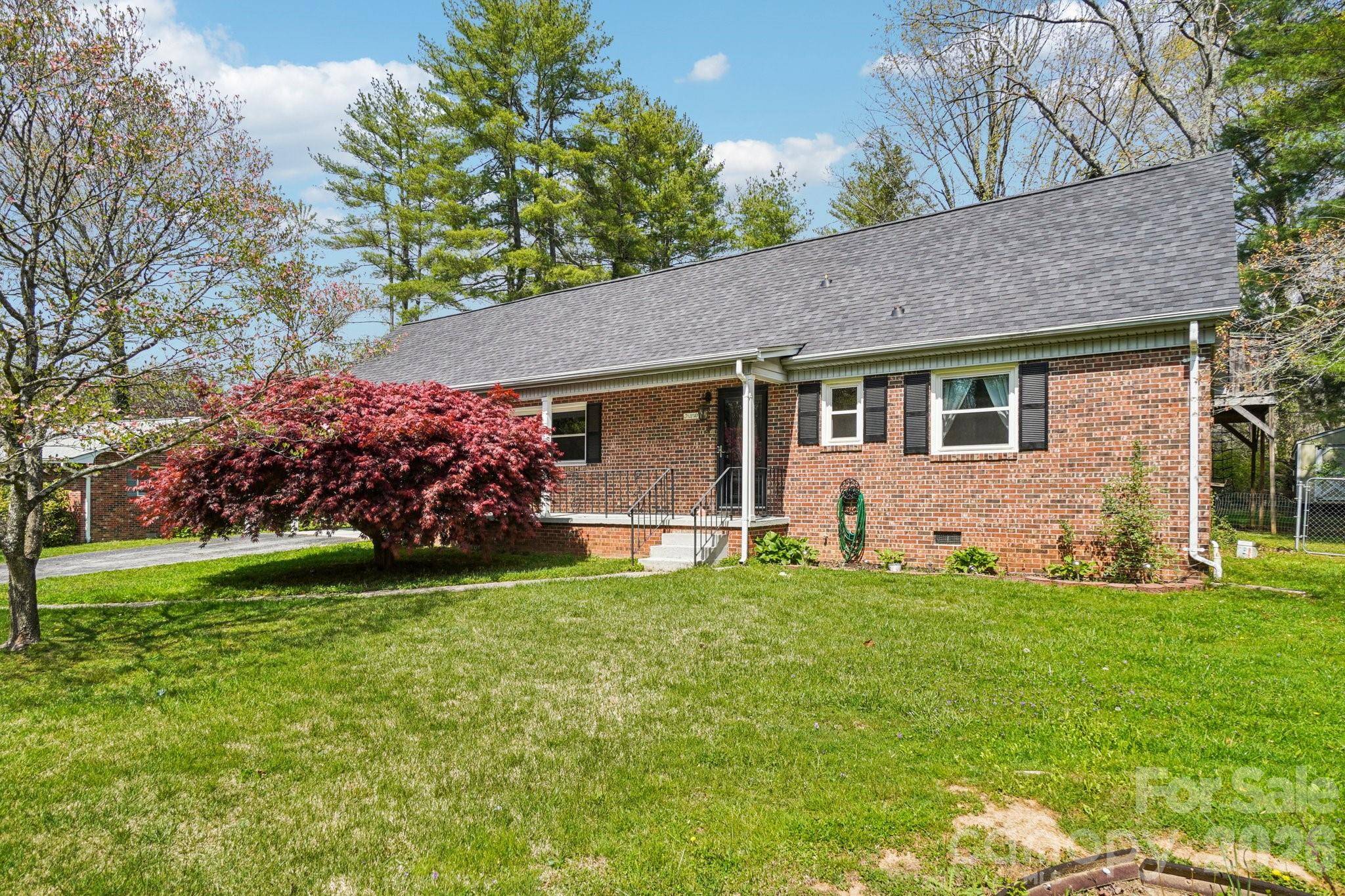 710 Heatherwood DR, Hendersonville, NC 28792