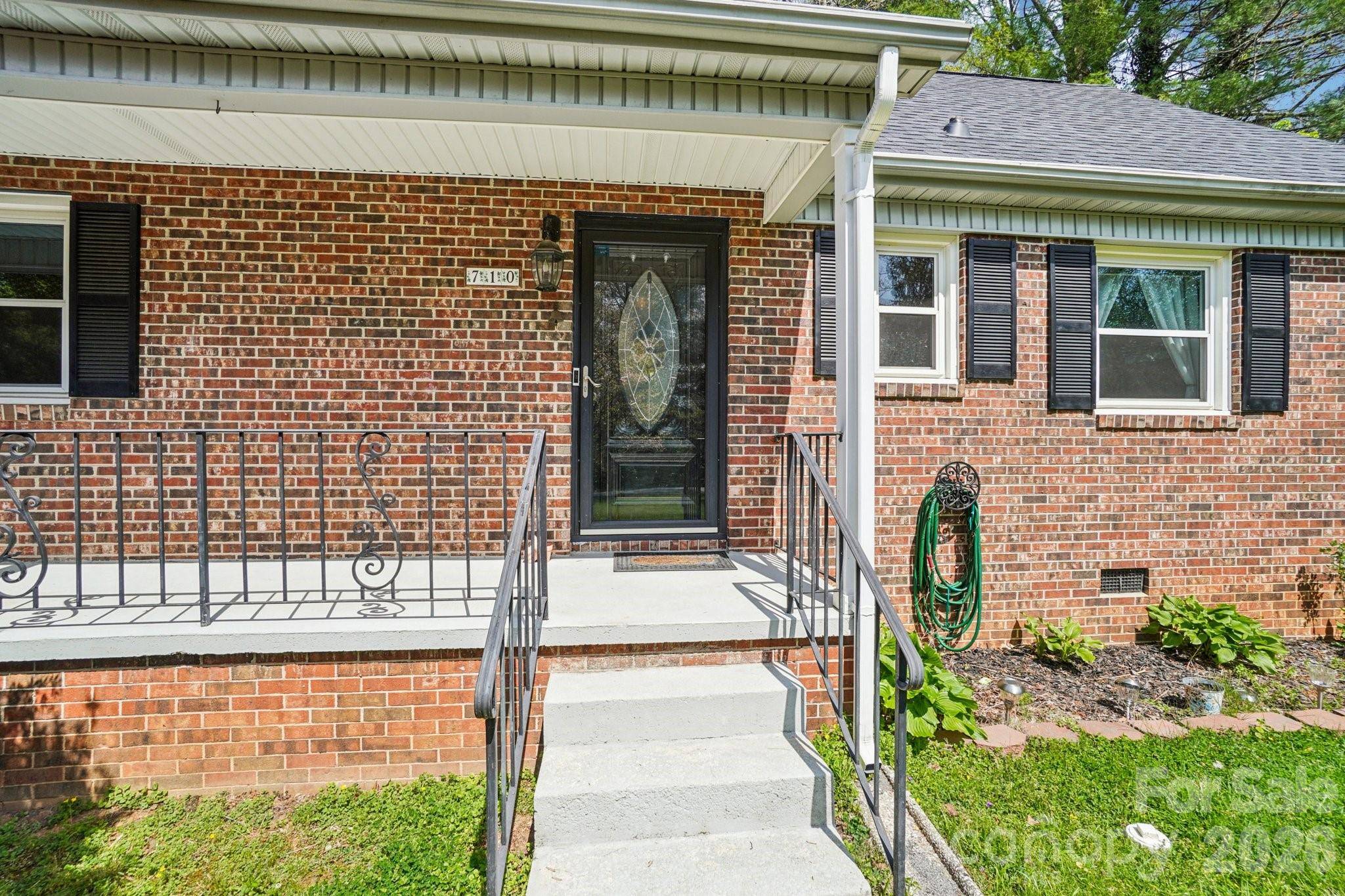 710 Heatherwood DR, Hendersonville, NC 28792