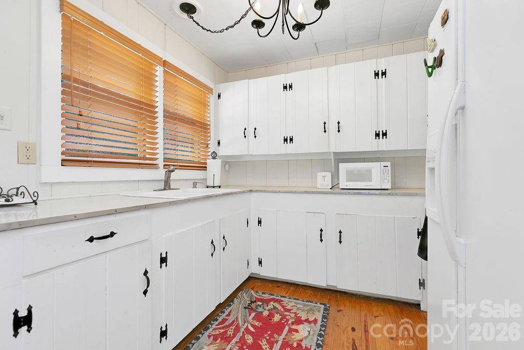 218 Hickory LN, Lake Toxaway, NC 28747