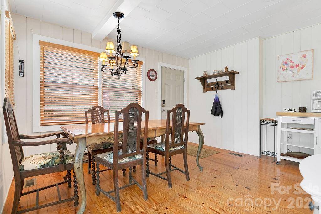 218 Hickory LN, Lake Toxaway, NC 28747