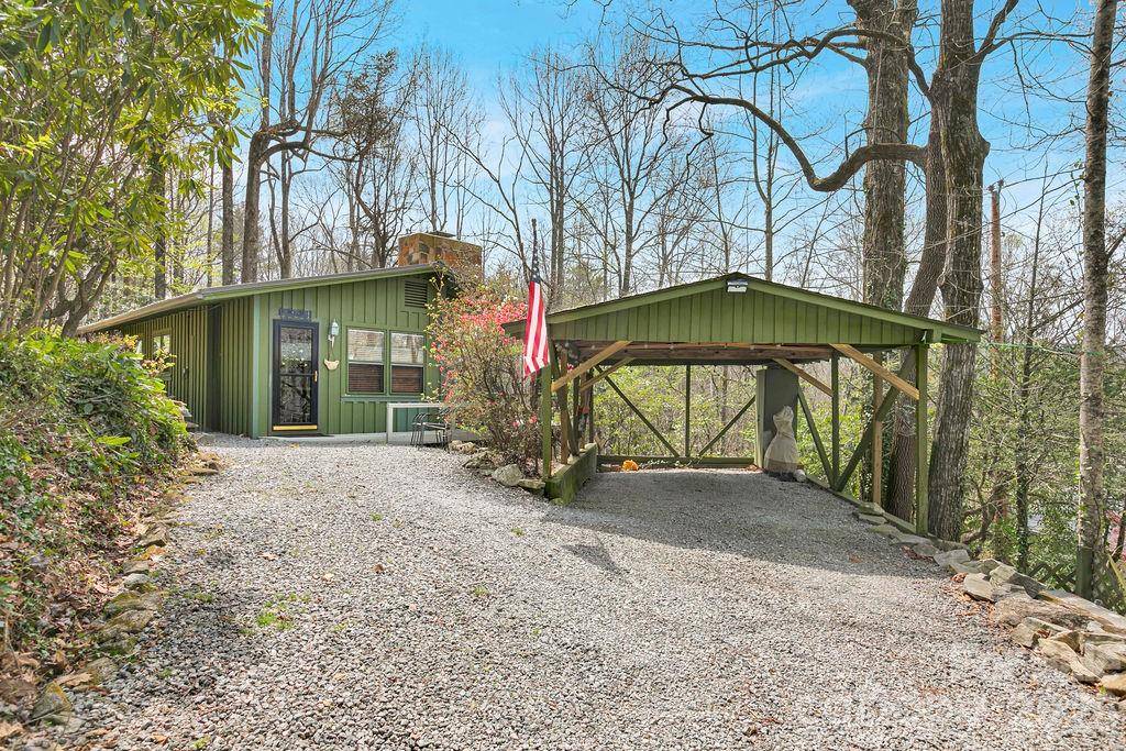 218 Hickory LN, Lake Toxaway, NC 28747