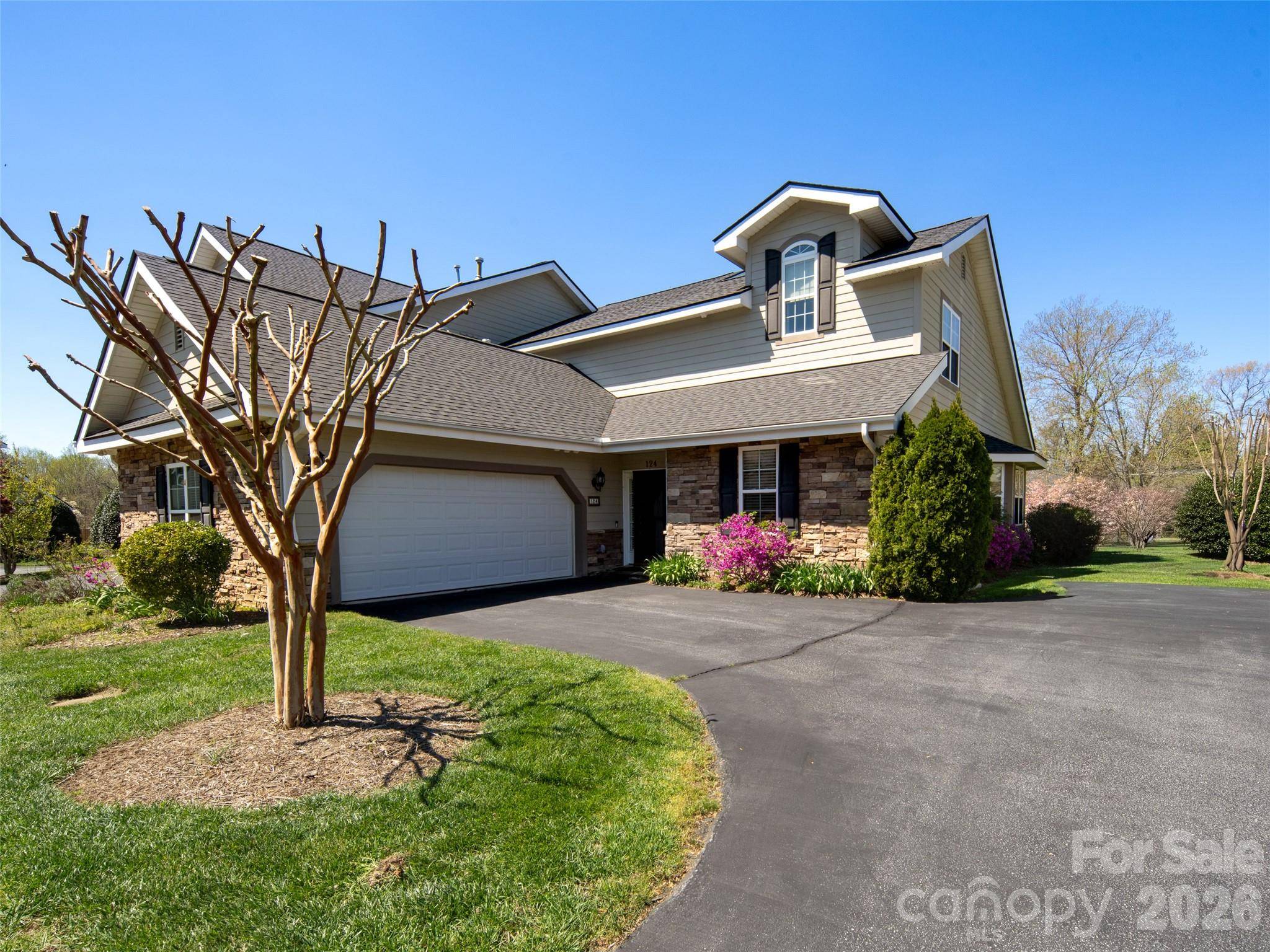 124 Towne Place DR, Hendersonville, NC 28792