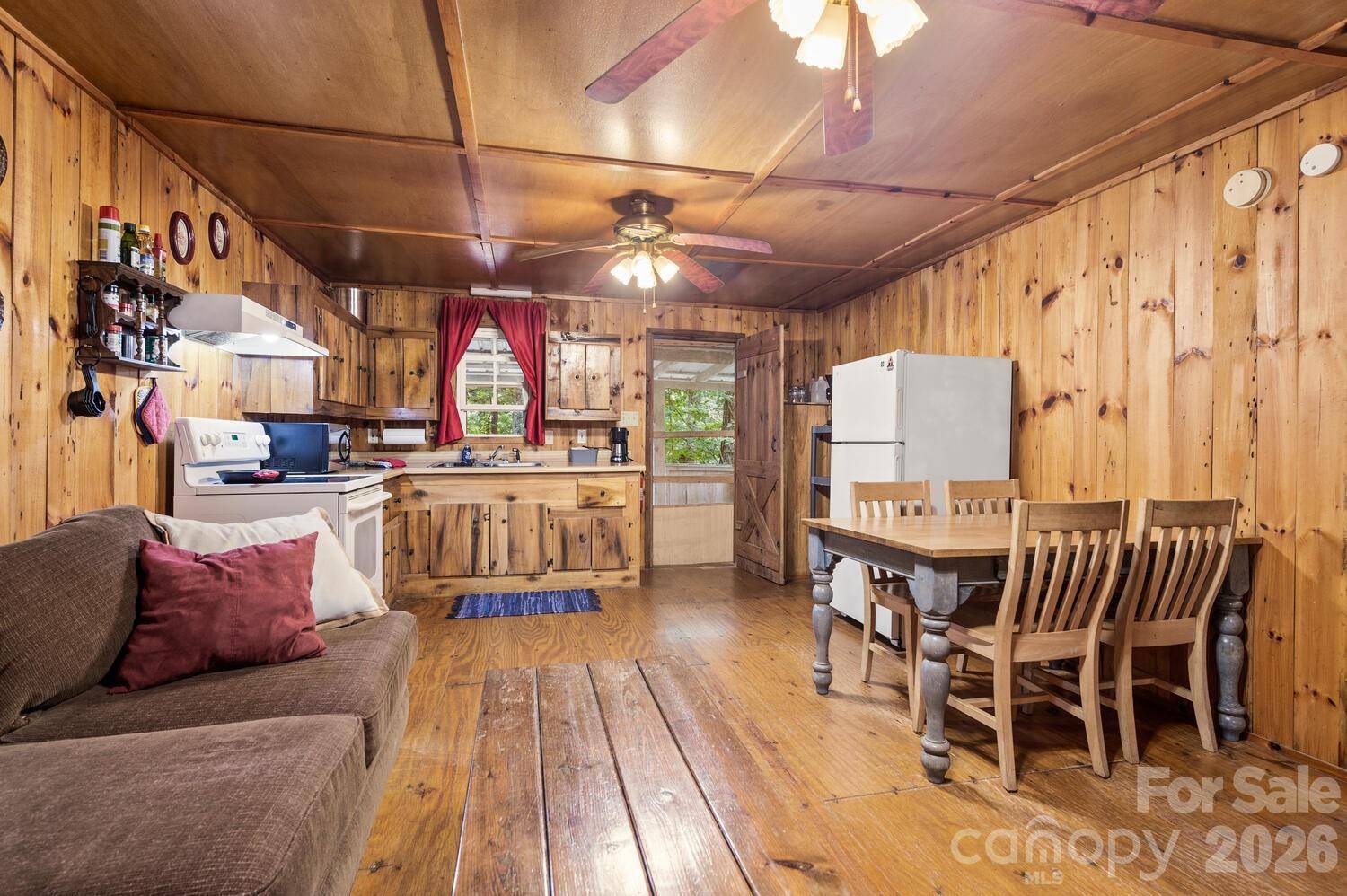 286 Rebel DR, Hot Springs, NC 28743