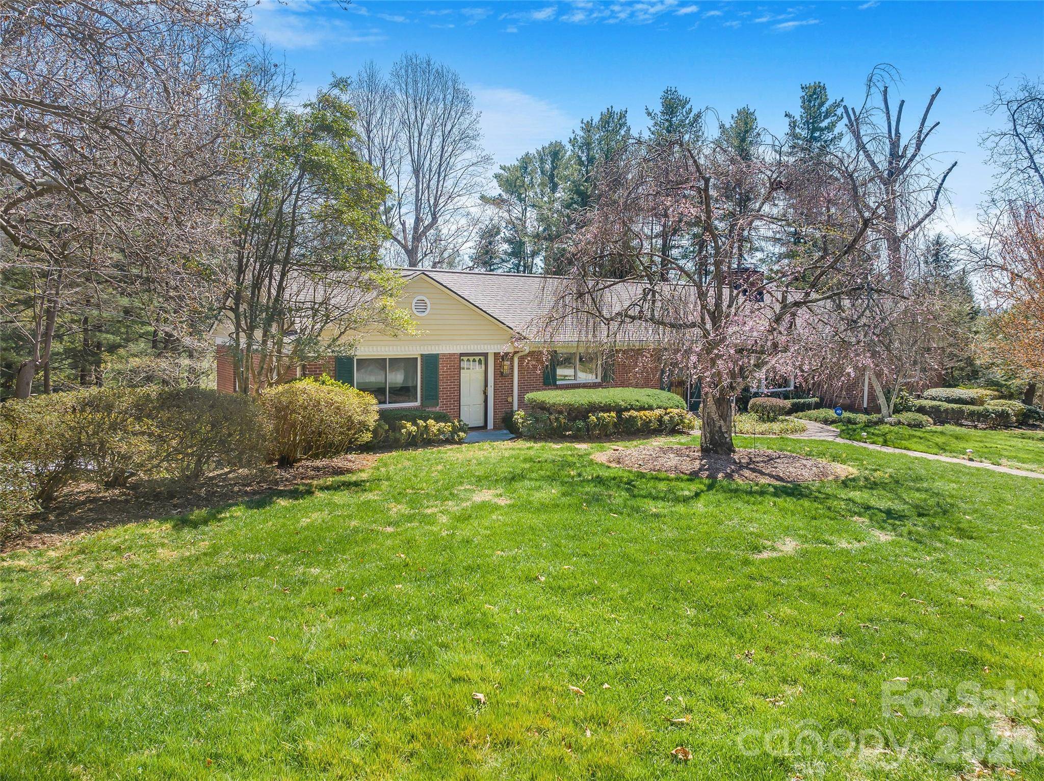 4 Dogwood RD, Asheville, NC 28804