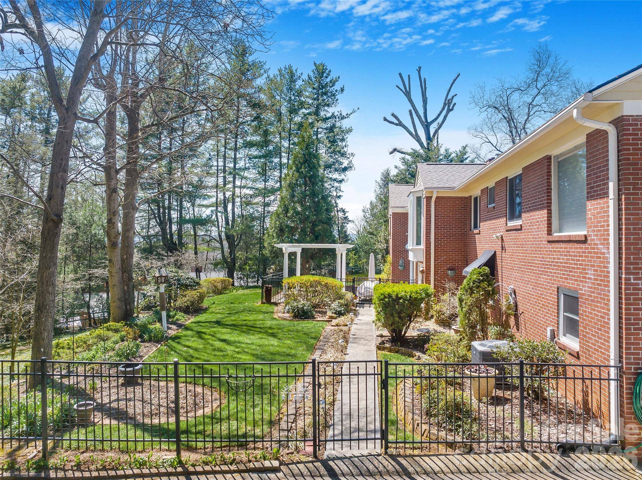 4 Dogwood RD, Asheville, NC 28804