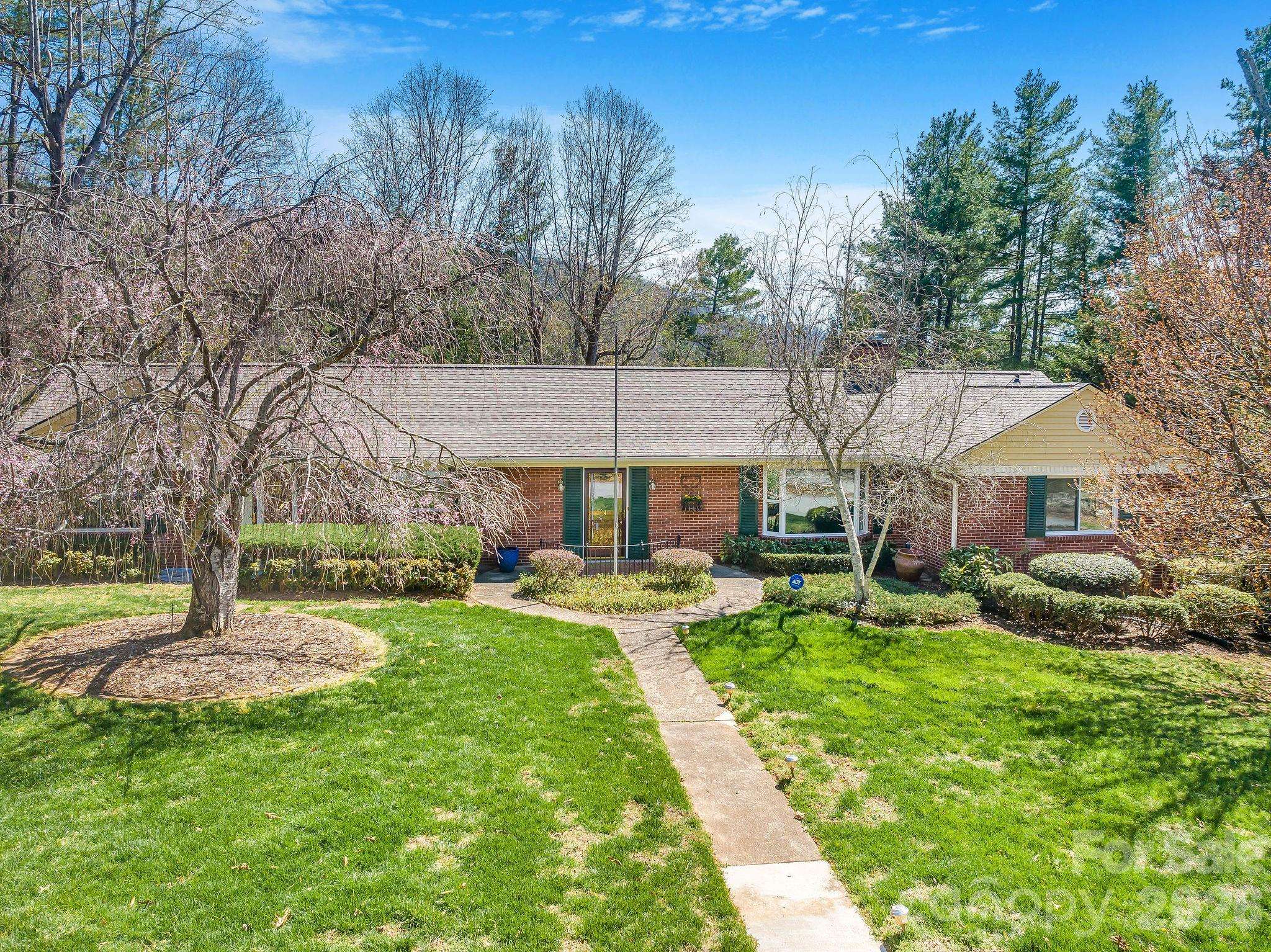 4 Dogwood RD, Asheville, NC 28804