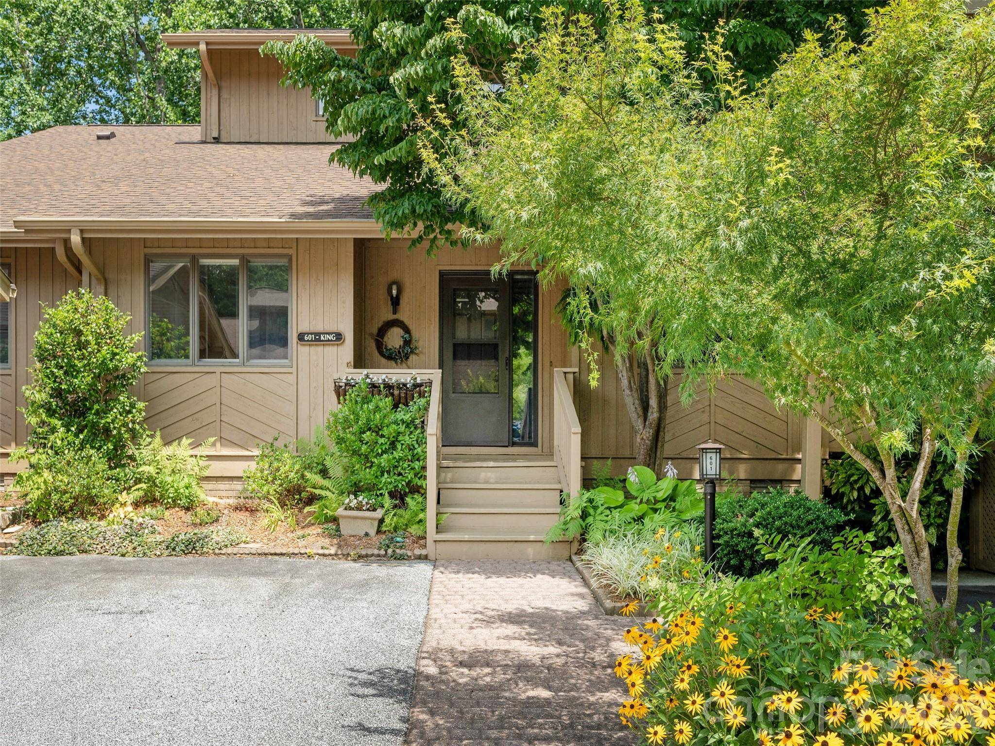 601 Red Oak DR, Hendersonville, NC 28791