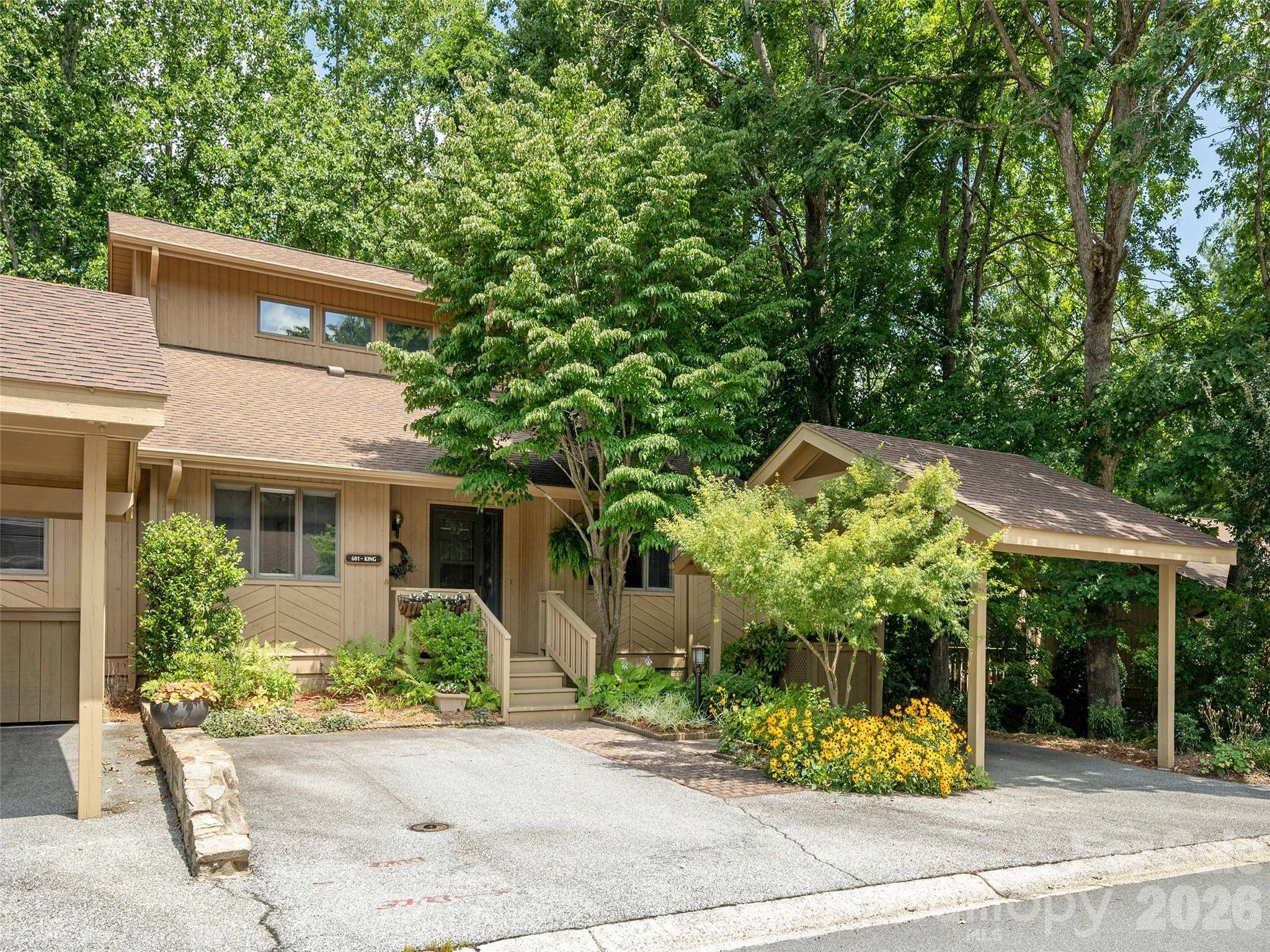 601 Red Oak DR, Hendersonville, NC 28791