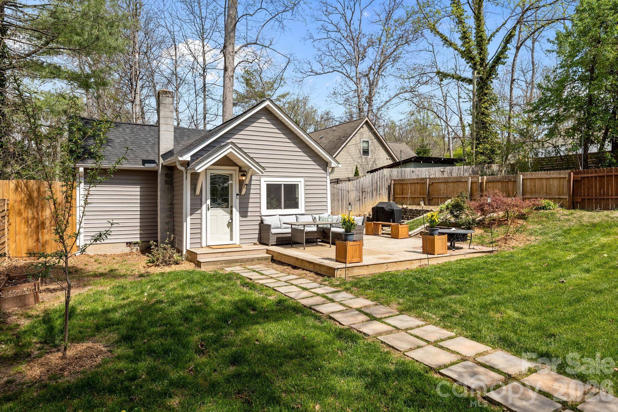 11 Log Cabin TRL, Candler, NC 28715