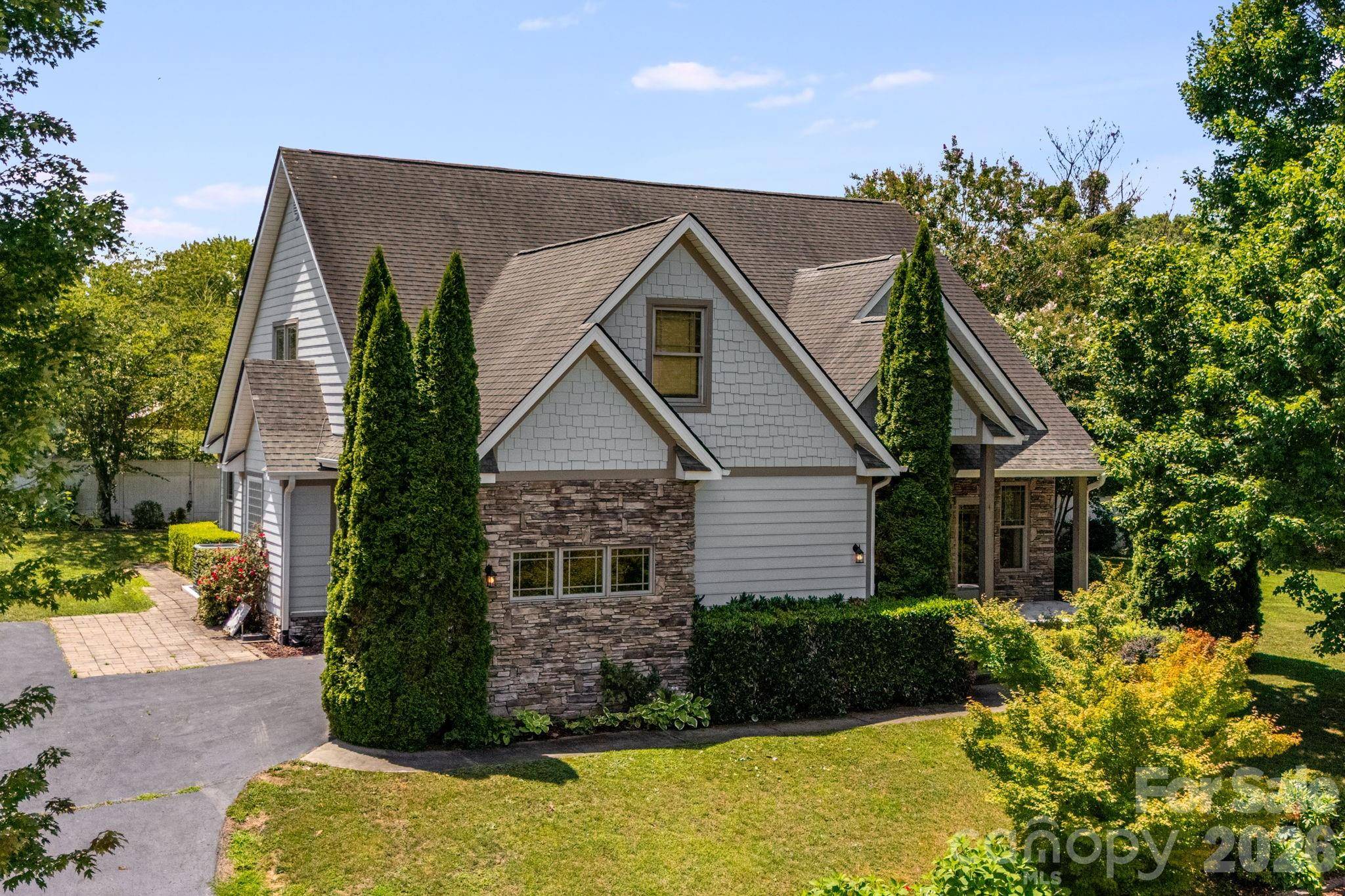 4 AMARETTO DR, Candler, NC 28715