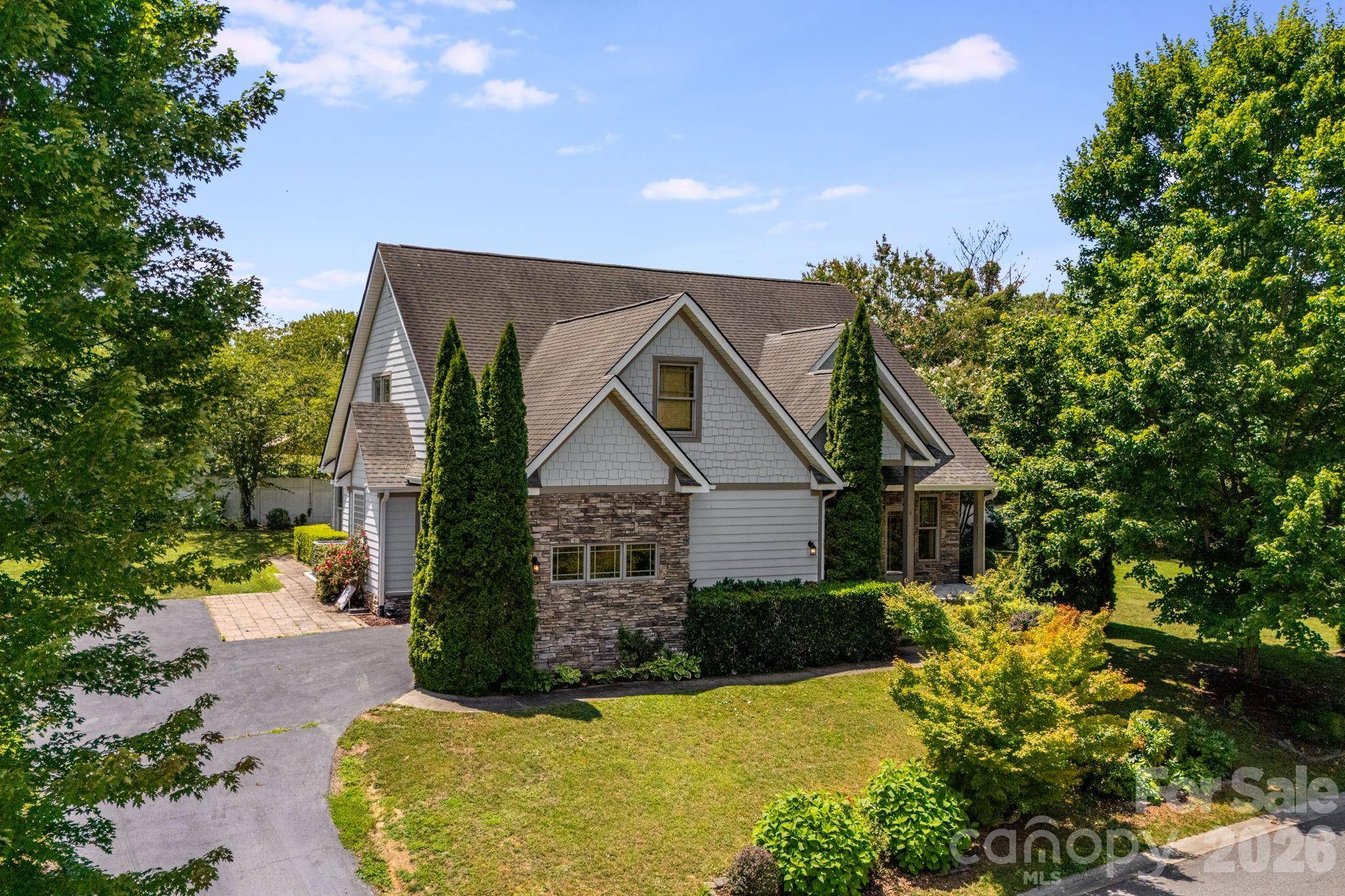 4 AMARETTO DR, Candler, NC 28715