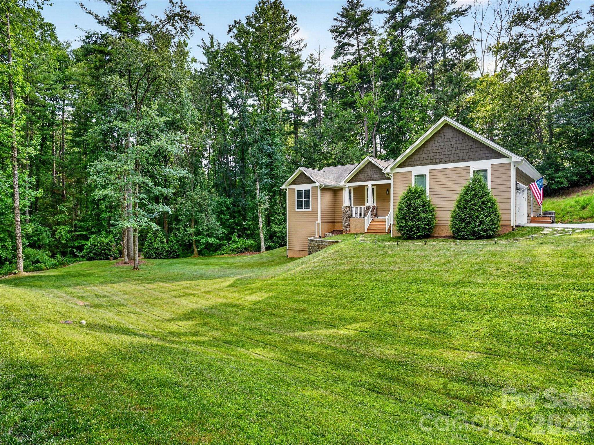 290 Sweetwater Hills DR, Hendersonville, NC 28791