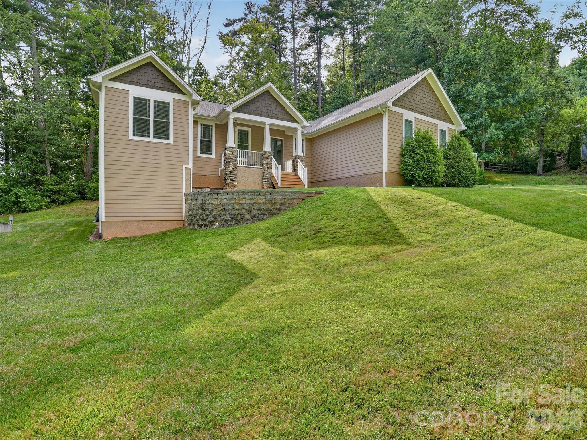 290 Sweetwater Hills DR, Hendersonville, NC 28791