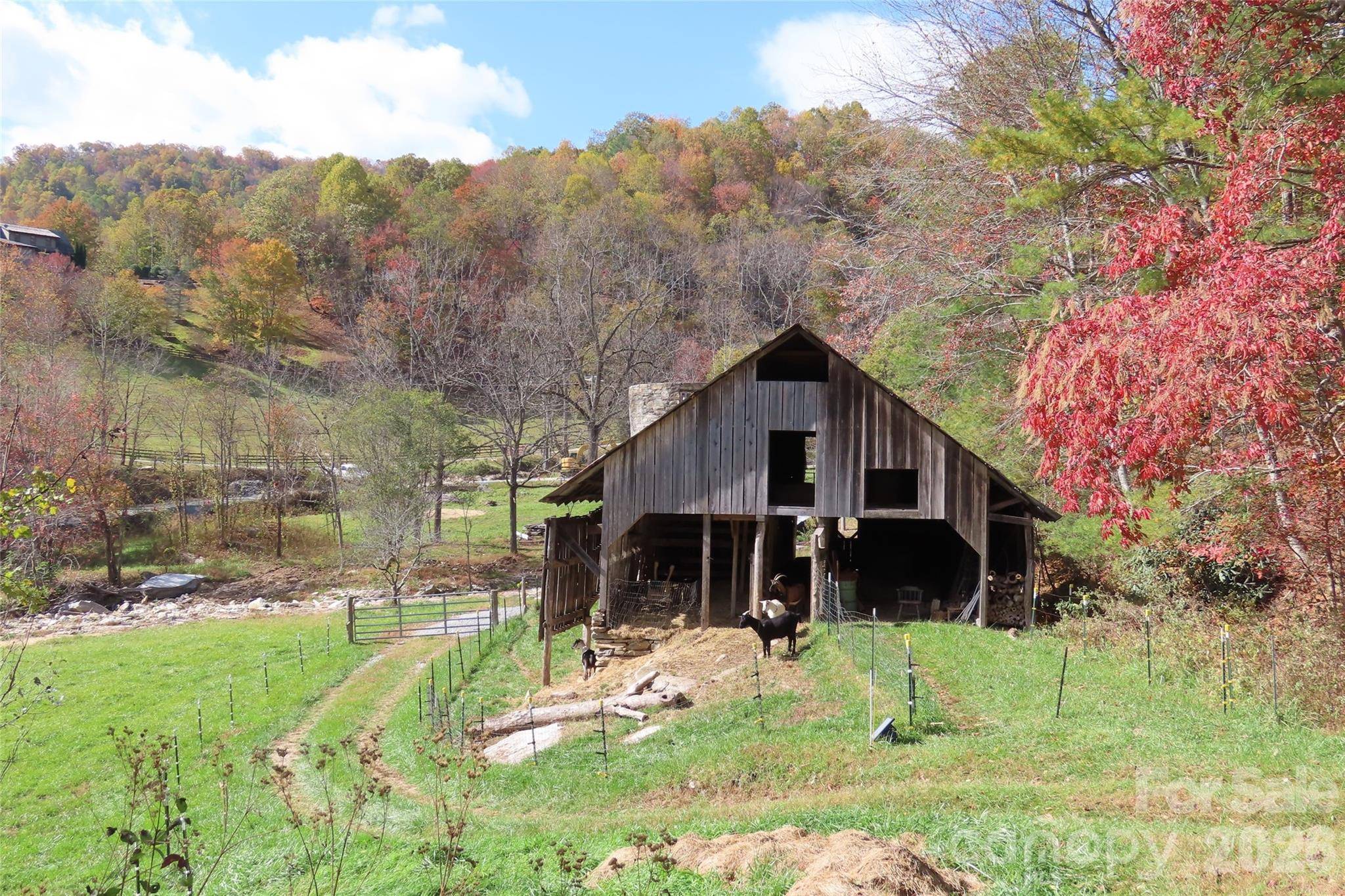 1422 Middle Fork RD, Hendersonville, NC 28792