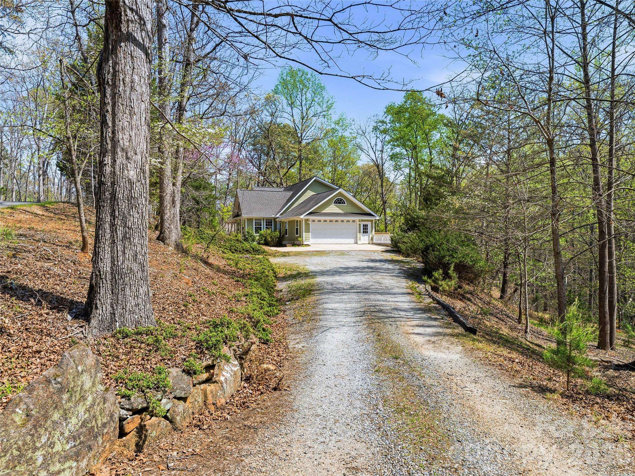 196 Blackbird LN, Tryon, NC 28782