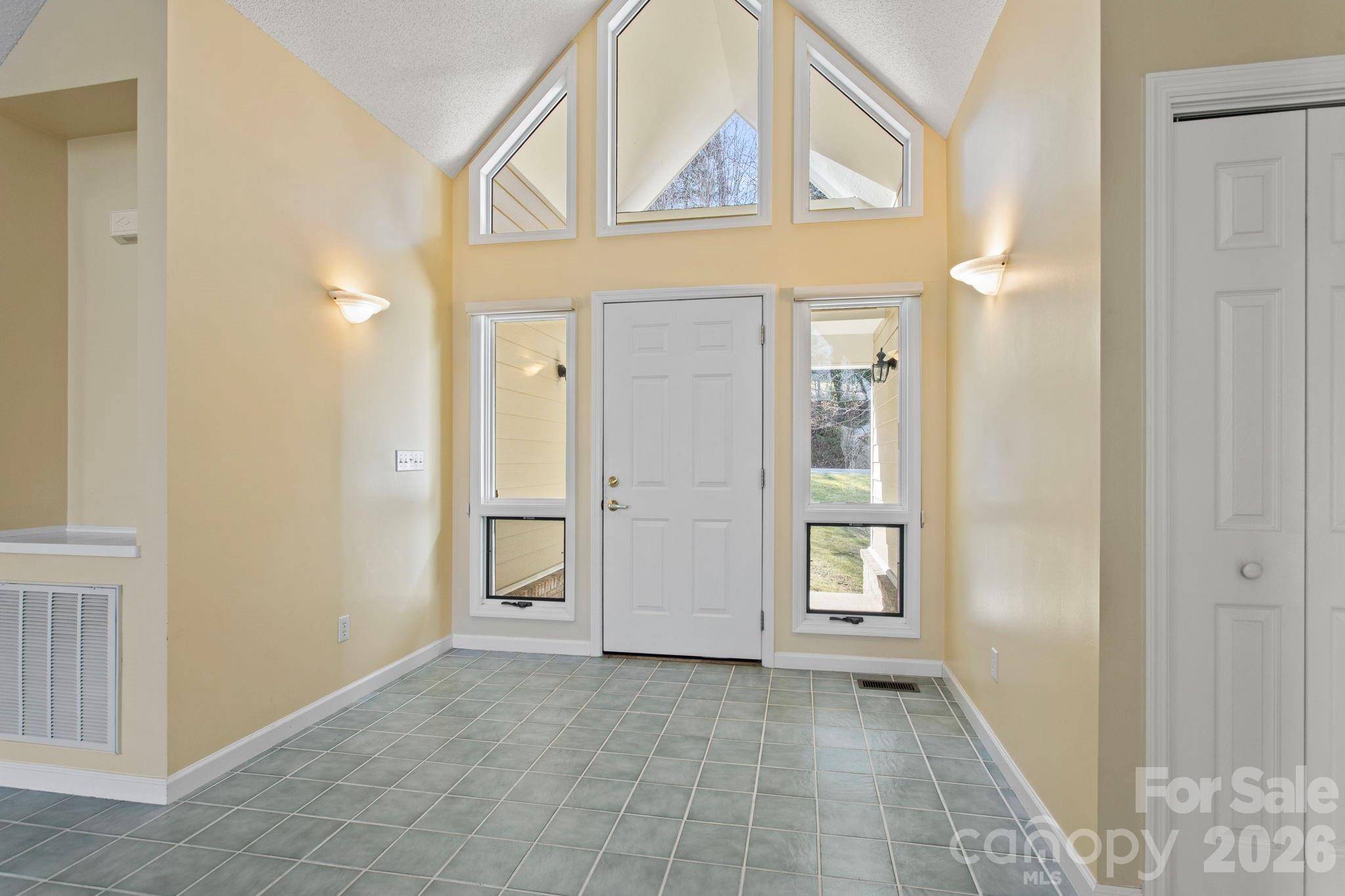 514 Cobblestone LN, Flat Rock, NC 28731